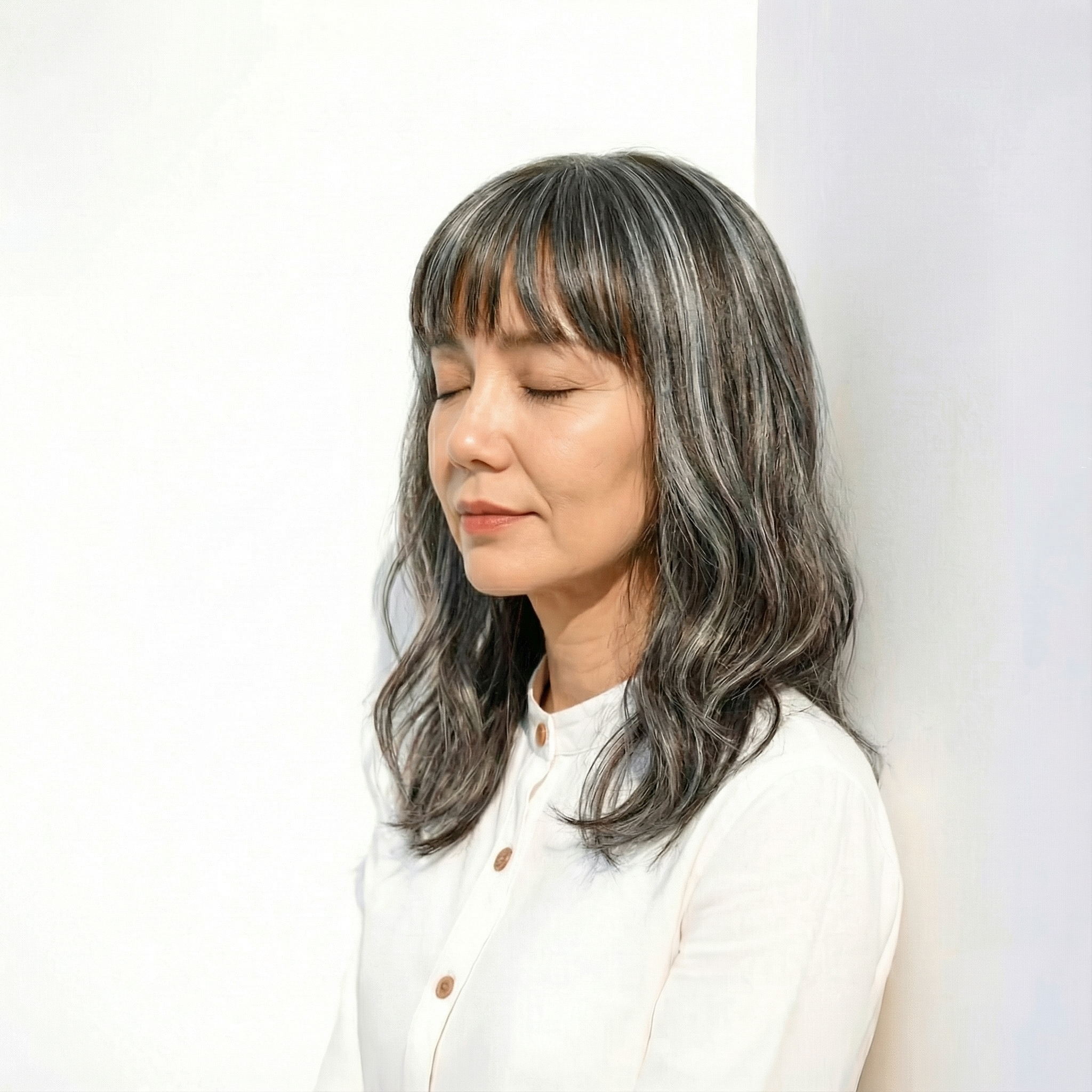 暗髪でも重く見えない控えめバレイヤージュ