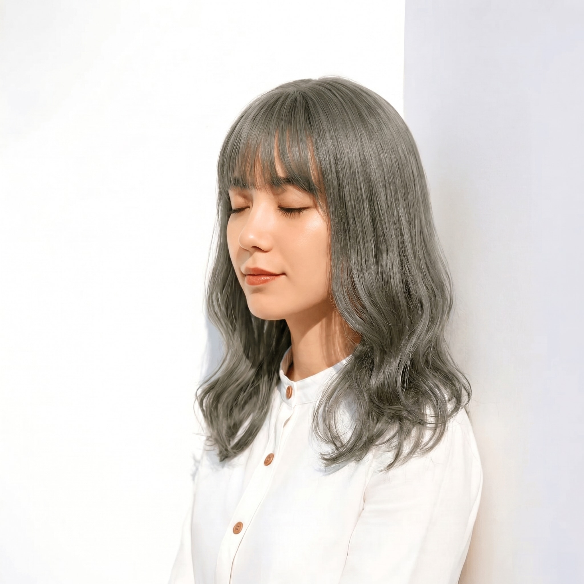 1. グリーンアッシュ×波ウェーブ: ゆるめのウェーブでスモーキーな陰影を演出