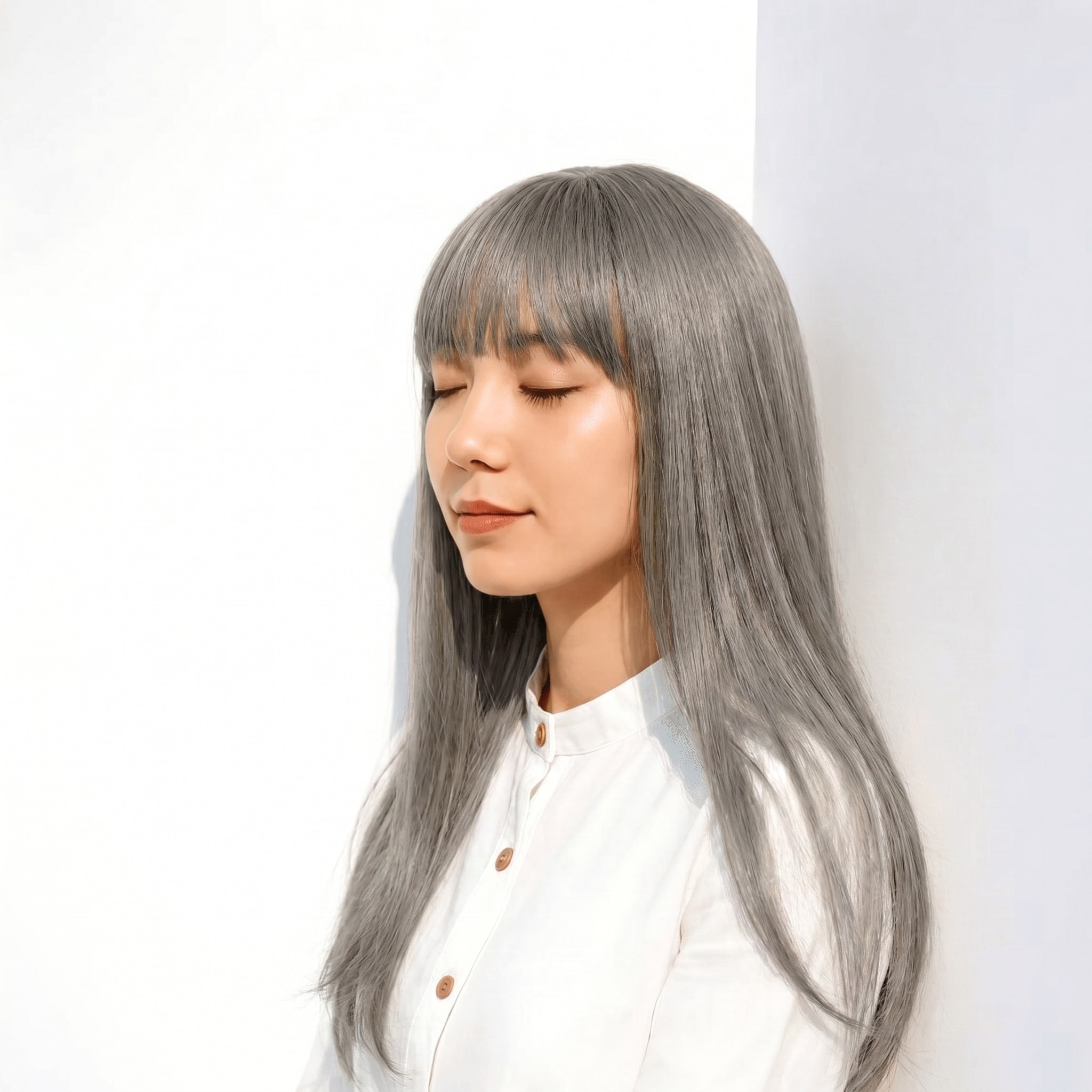 1. シルバーグレー×ロングストレート: クールなロングスタイルで透明感を引き出す