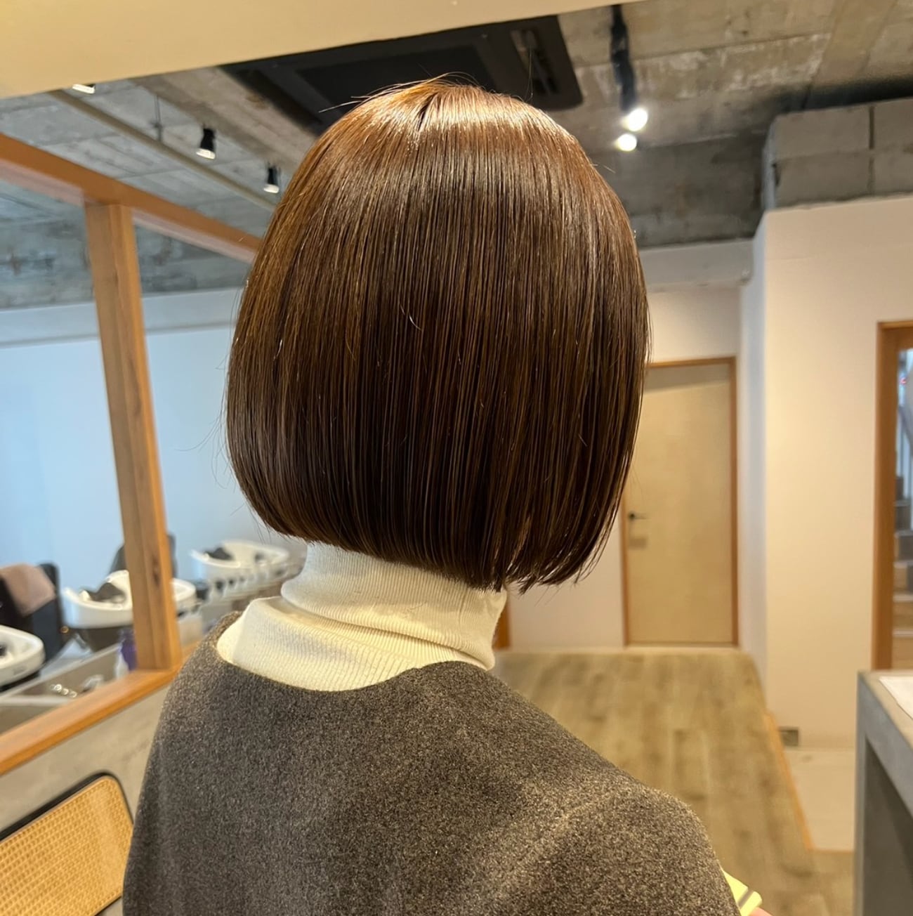 1. ダークブラウン：深みとツヤで上品に見せる大人カラー