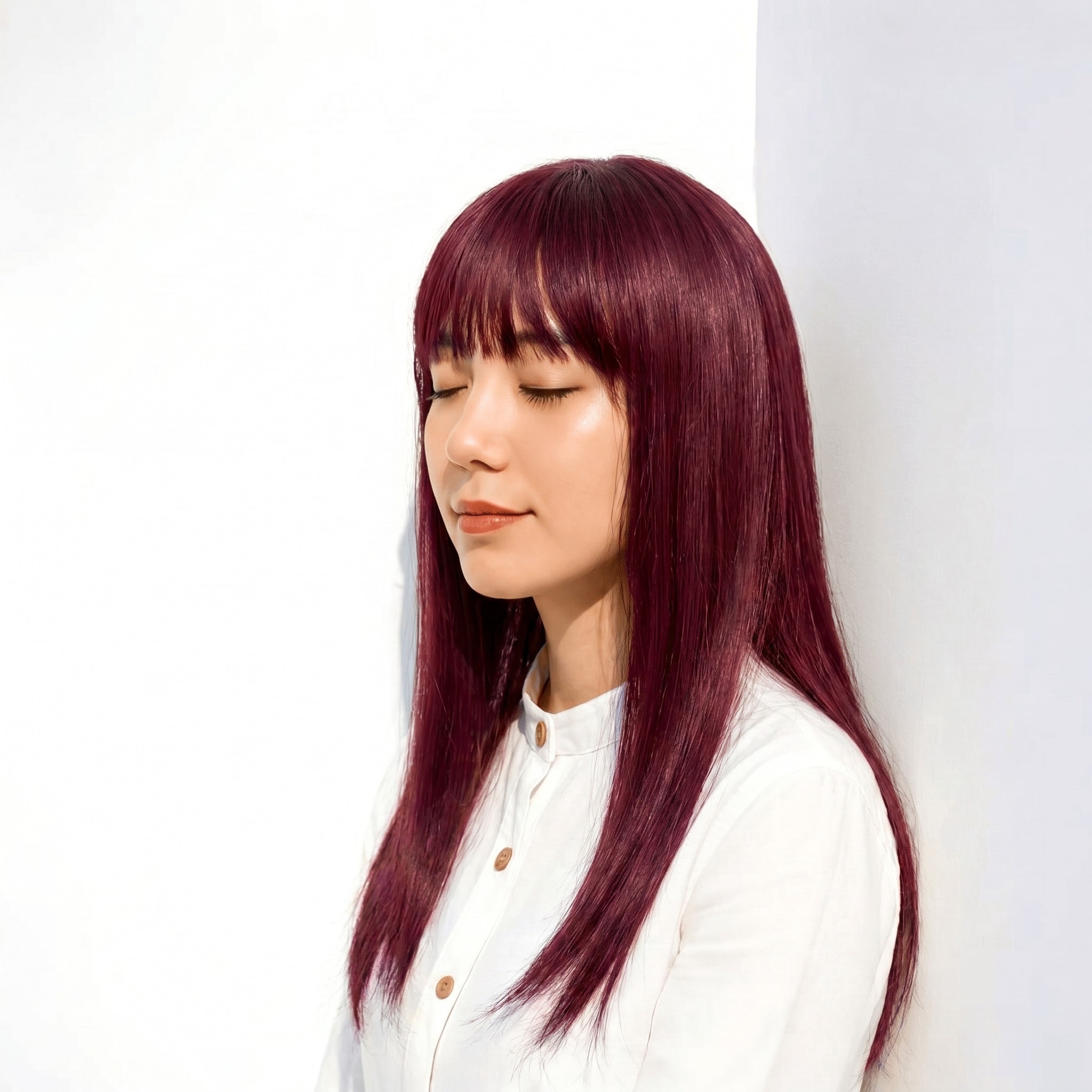 1. パープルブラウン×内巻きロング: 落ち着いたトーンで、上品さと今っぽさを両立