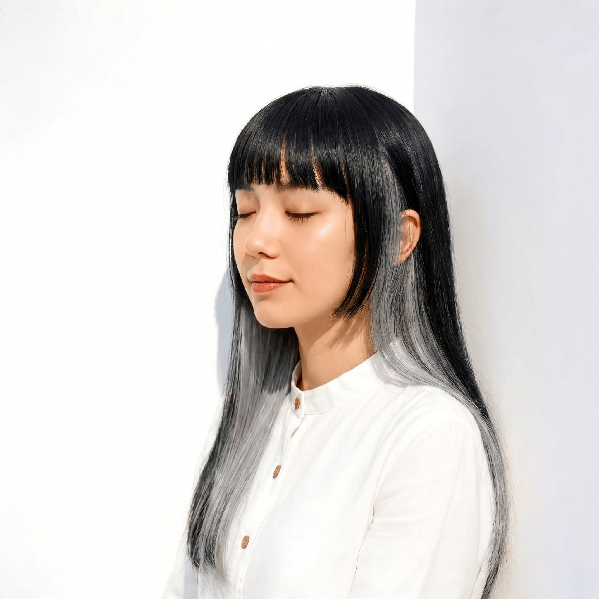 10. インナーカラー×シルバーグレー×内巻きロング: 暗めベースにさりげない抜け感と遊び心を添える