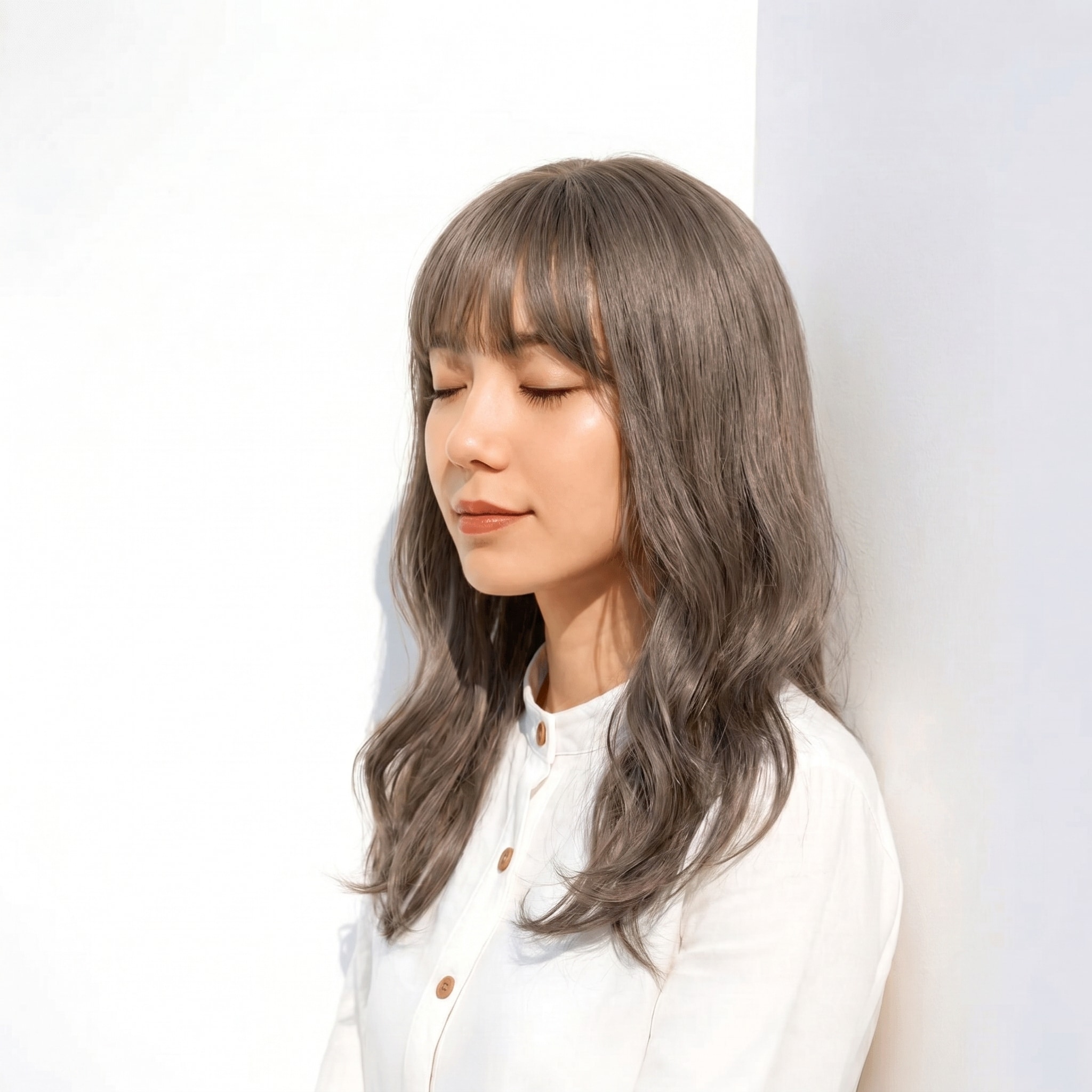 11. アイスグレージュ×ミディアムロング: 青みが引き立てるやわらかい動きとツヤ