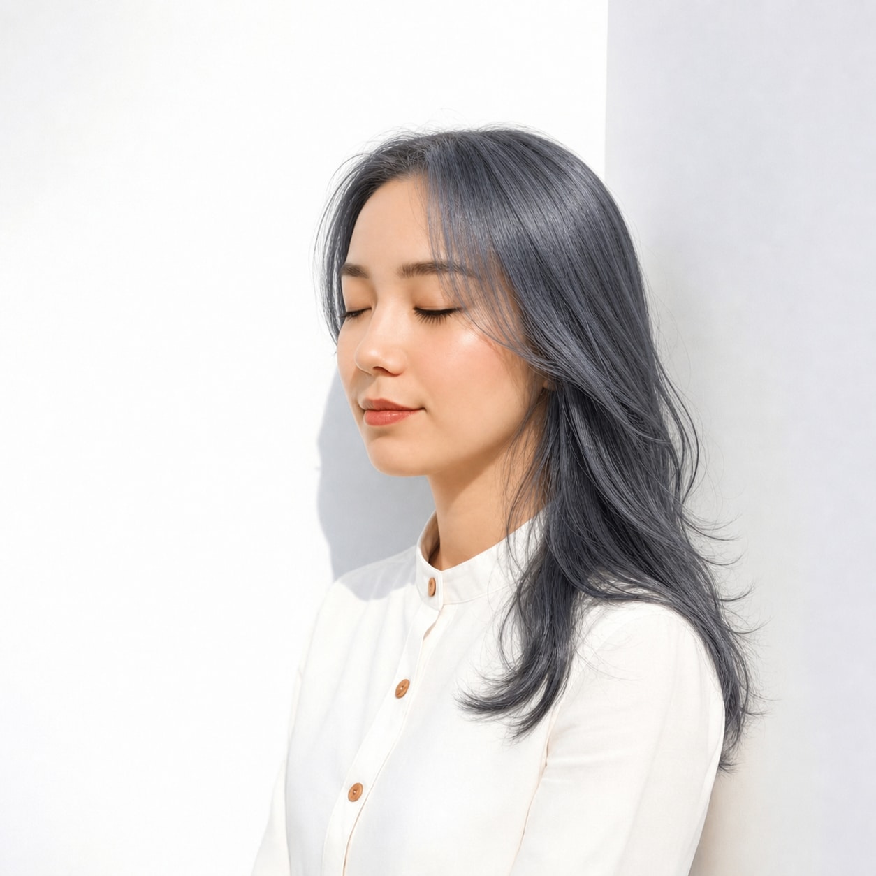 11. ブルーグレージュ×ストレートロング: 暗めカラーでも青みで重くなりにくい