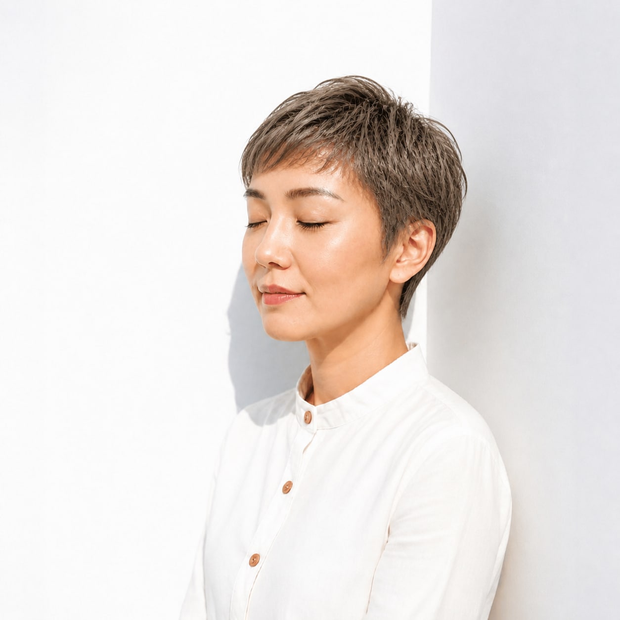 11. ベリーショート × グレージュ：40代の白髪を自然に