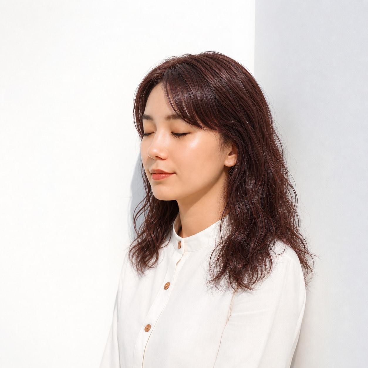 12. チェリーレッド×ブリーチなし×レイヤーロング: 深い暖色のツヤで顔まわりが華やぐ