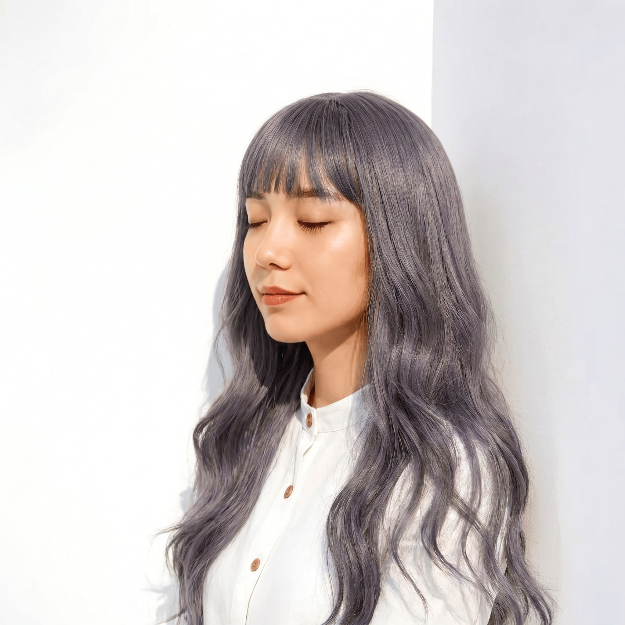 12. ラベンダーグレージュ×ロングヘア: 胸下ロングに動きを与える上品なカラー