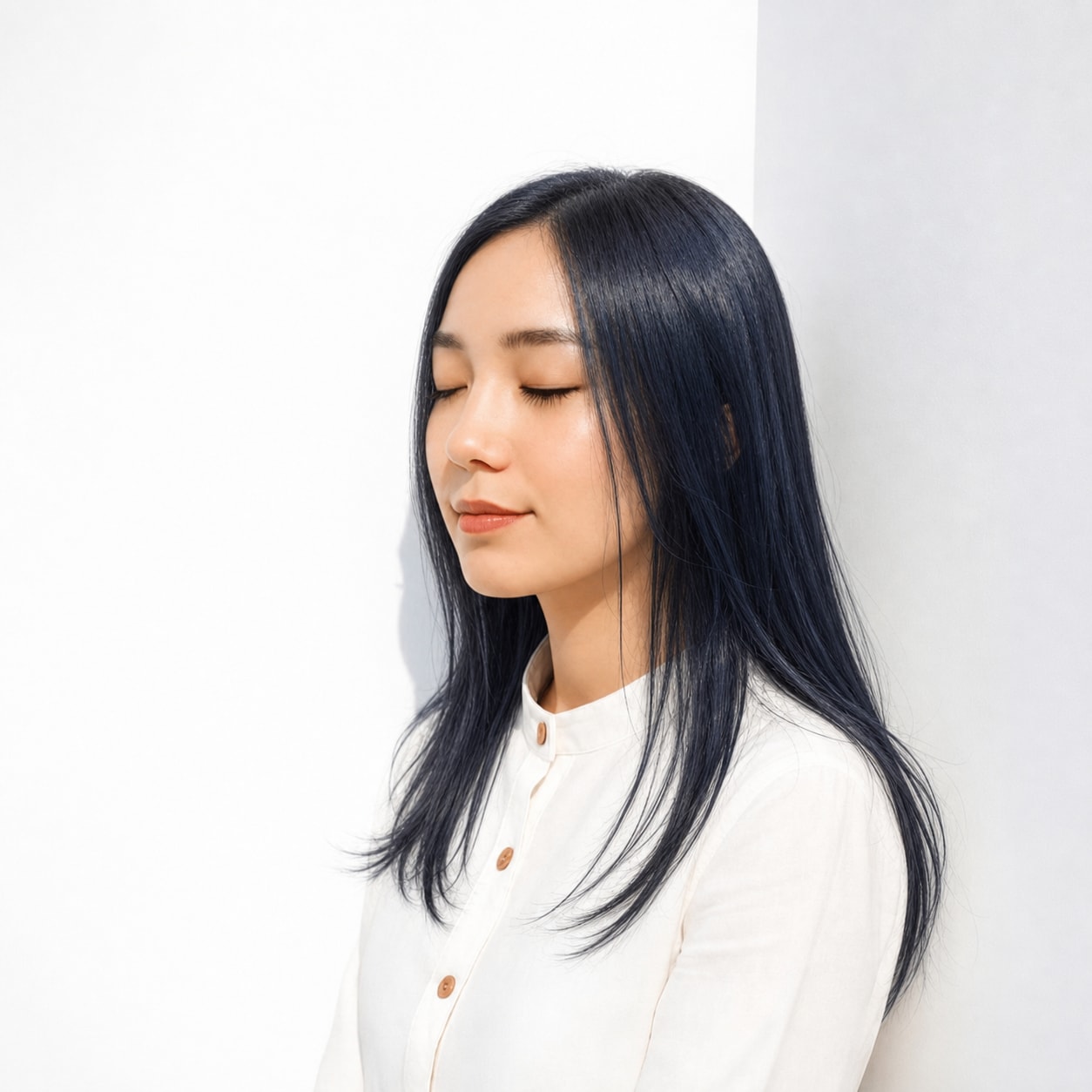 13. くすみブルー×ストレートロング: ネイビーブルーのツヤで暗髪に深さが出る