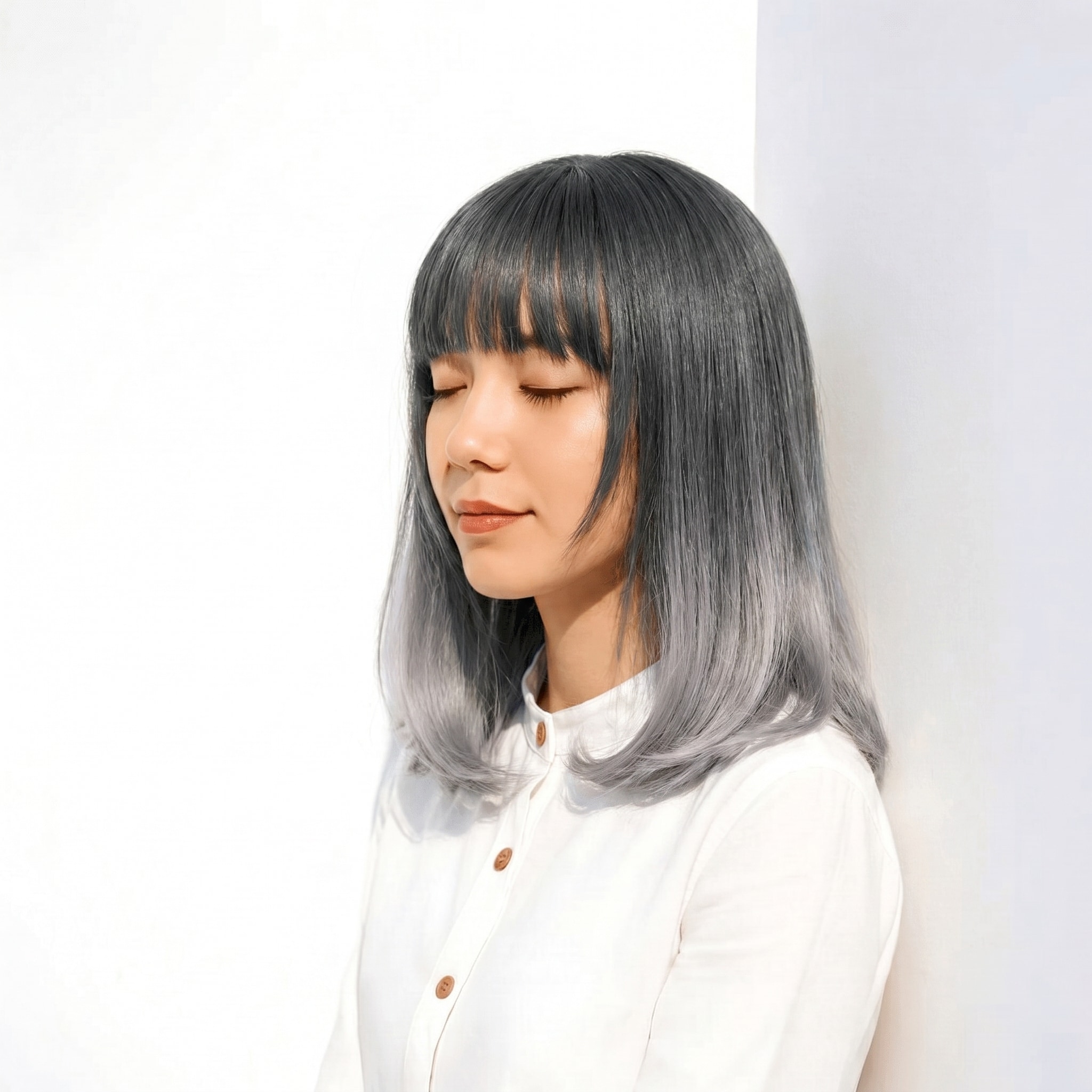 13. ホワイトシルバー×内巻きボブ: クールな深みで、洗練された印象に仕上げる