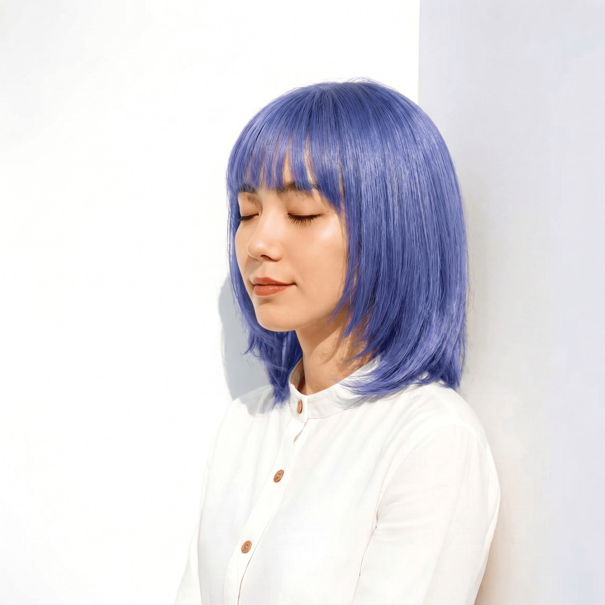 15. ブルーバイオレット×外ハネボブ: モードなツヤで、シンプルな髪型も凛と見せる