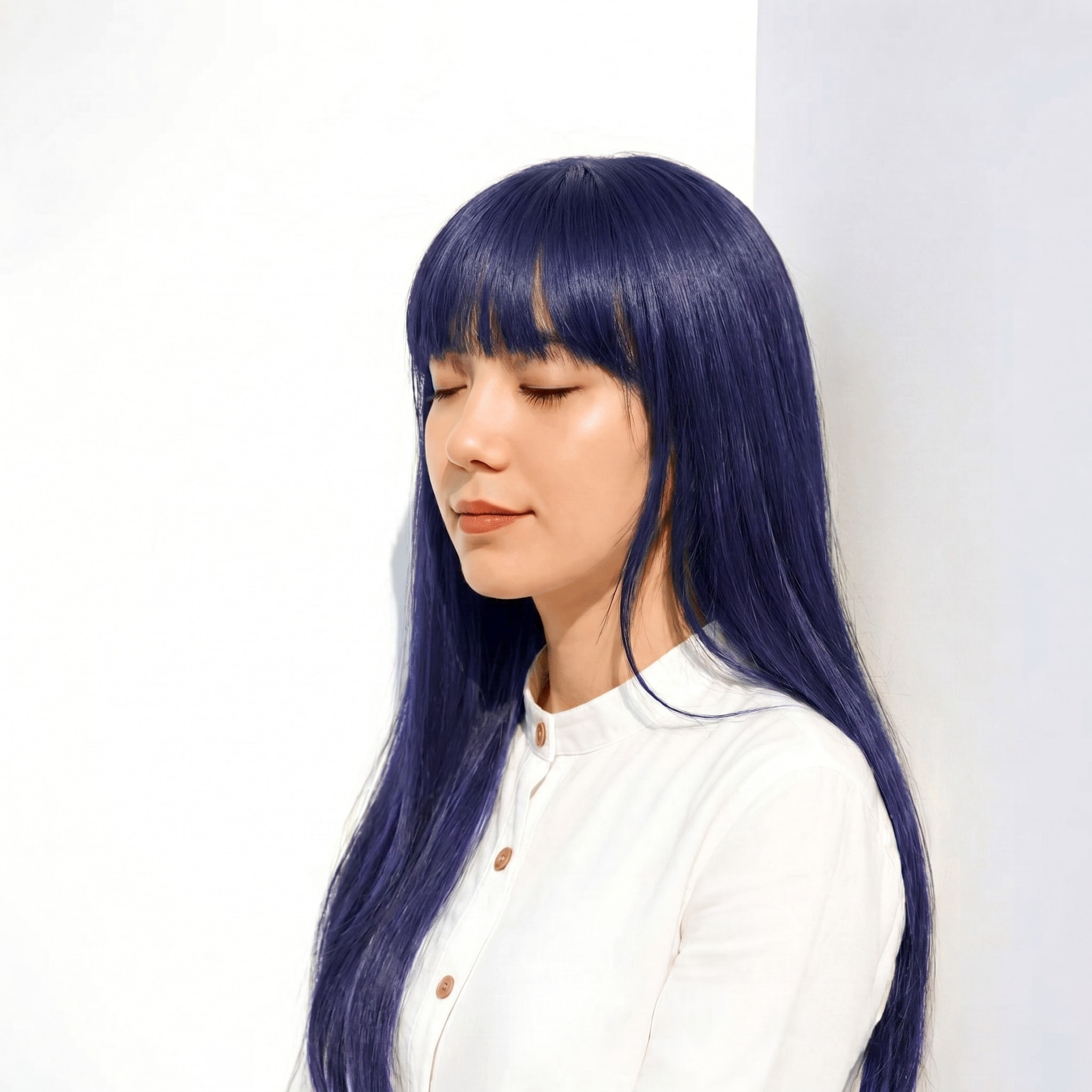 15. ブルーパープル×艶感ロングストレート: 深みのある青紫がラインを際立たせる