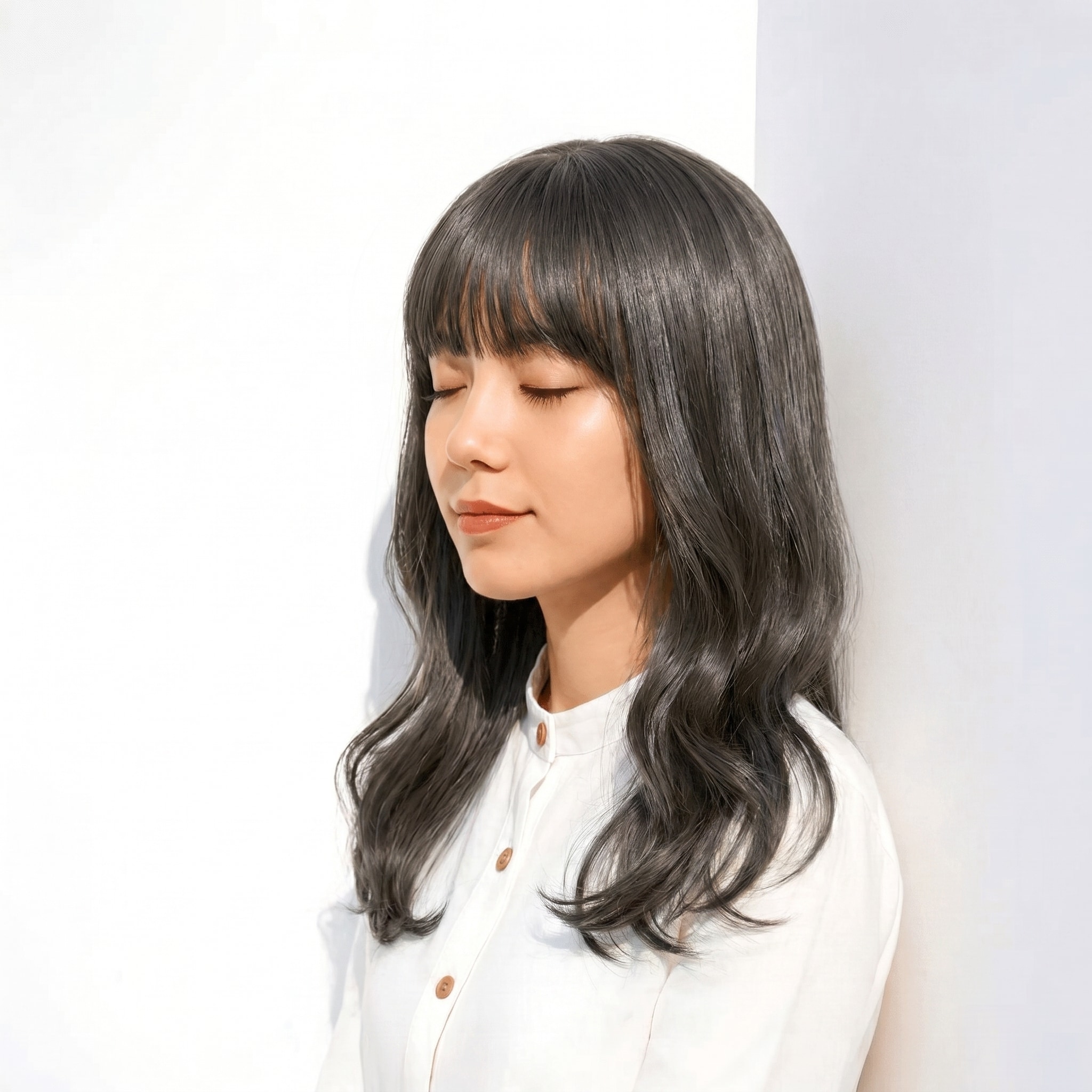 16. アイスグレージュ×ダークグレー: 派手すぎず軽やかに見せる大人の魅力