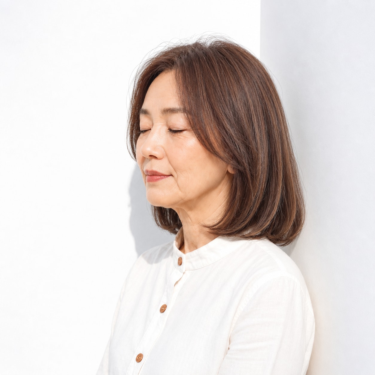 8. 内巻きミディアムボブ × 前髪なし：厚みのある毛先が端正にまとまる