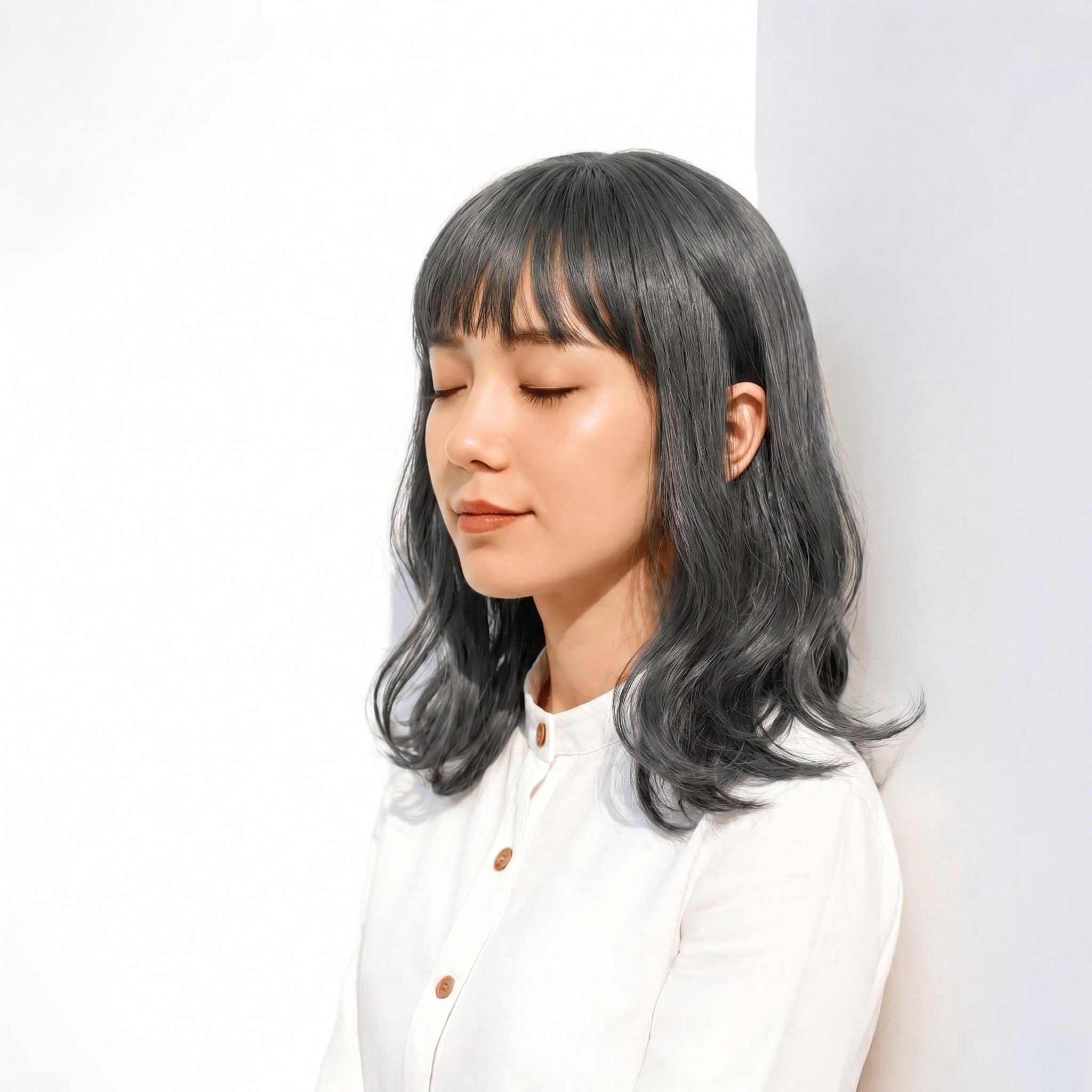 18. ダークグレージュ×ミディアムウェーブ: 赤みを抑えた上品な艶感が魅力