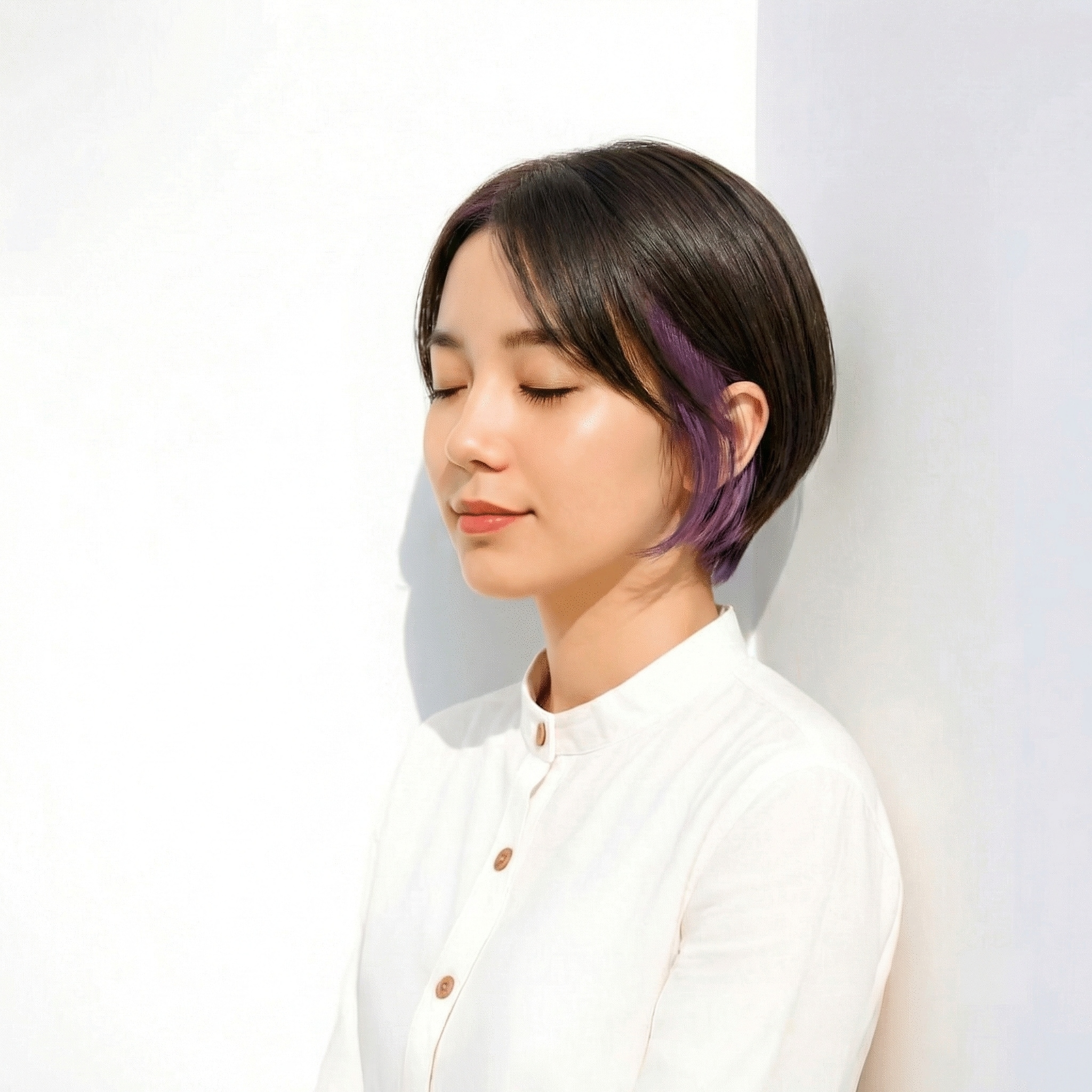 ラベンダーアッシュ×インナーカラー：顔まわりをきりっと引き立てる