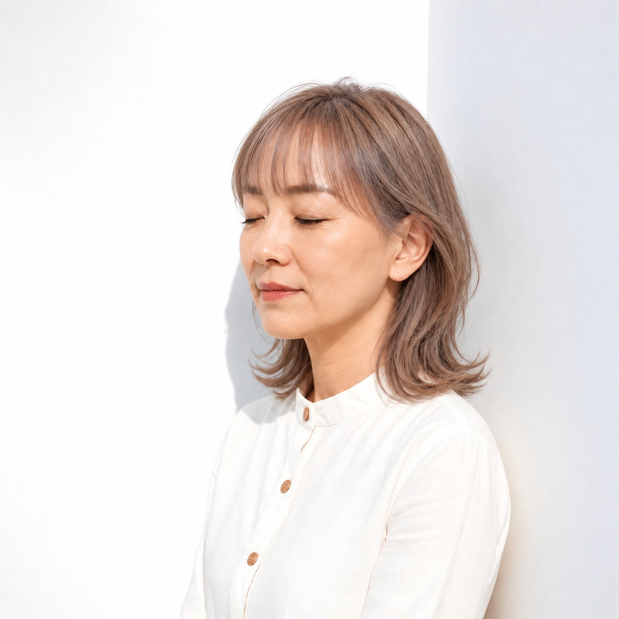 19. シースルーバング × 外ハネミディアム：軽い額まわりで爽やかに