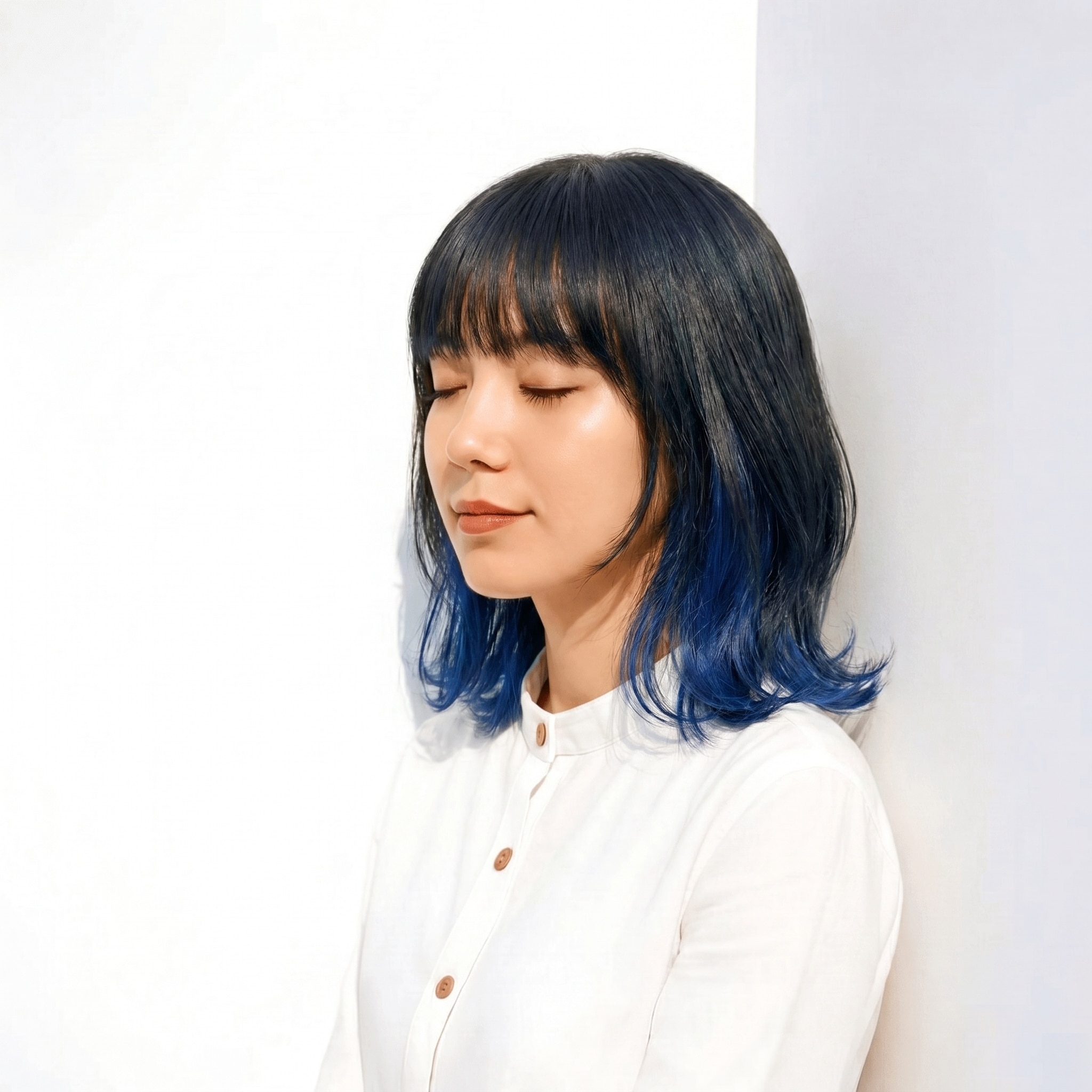 2. インナーカラー×深みのある青×ミディアムロブ: 深みのある青が揺れて、大人っぽい透明感を演出