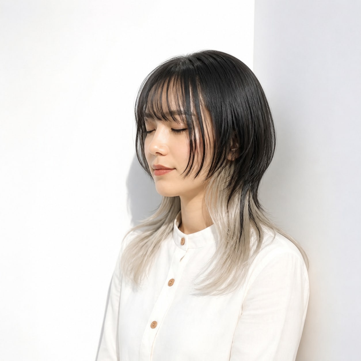 2. クラゲヘア × ホワイトベージュ：黒髪との明暗差を楽しむ