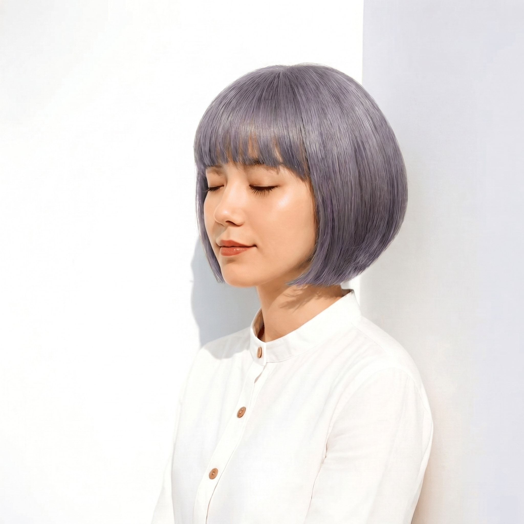 2. パープルグレー×ワンレンボブ: 控えめな個性を引き出す艶ストレート