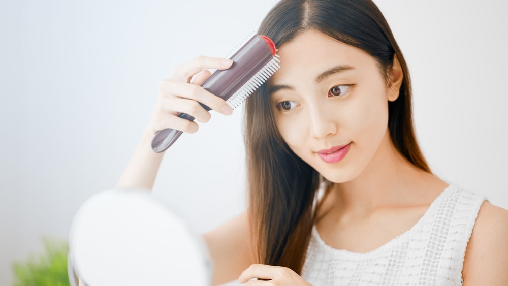 2. ブラッシングは静電気防止ブラシで、力を入れずゆっくり通す