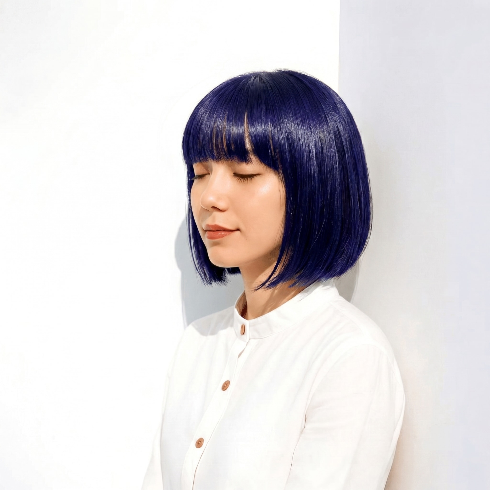 2. ブルーバイオレット×ボブ: 深みのある色合いで、大人っぽいツヤを引き立てる