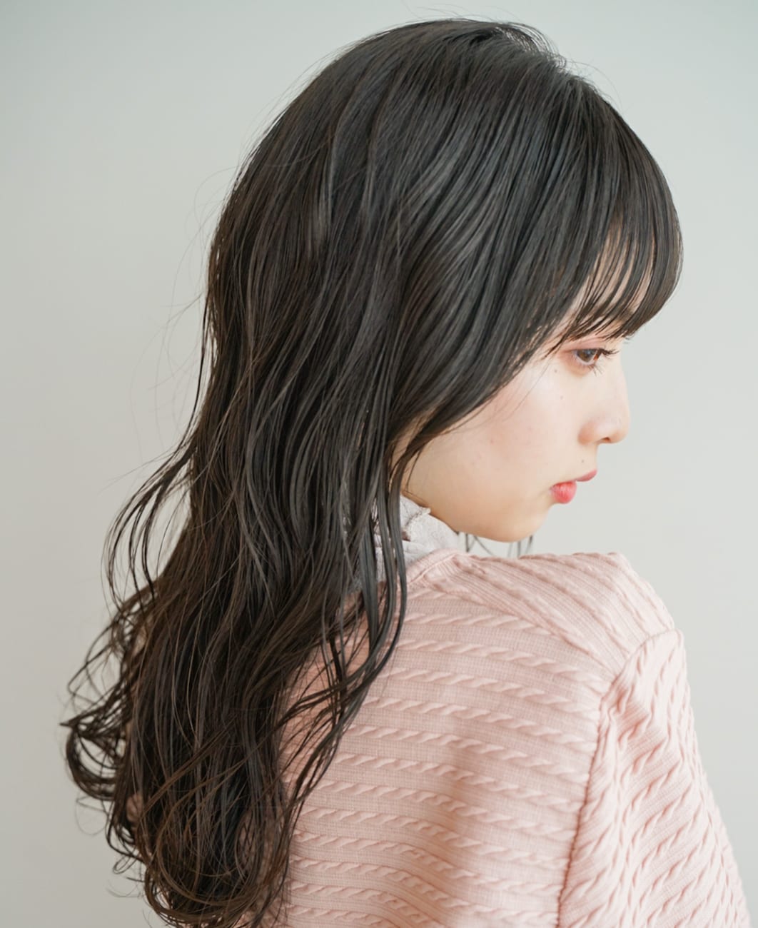 2. ミルクティーアッシュ：寒色の透け感で白肌を引き立てるカラー