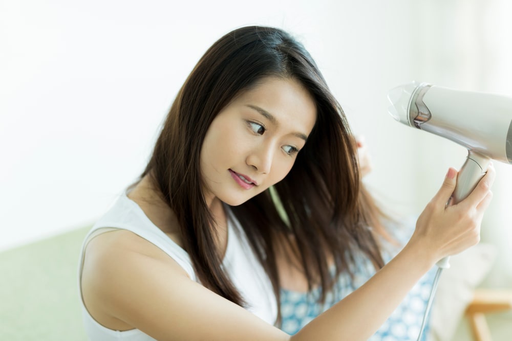 2. 濡れた髪のまま放置せず、できるだけ早く乾かす