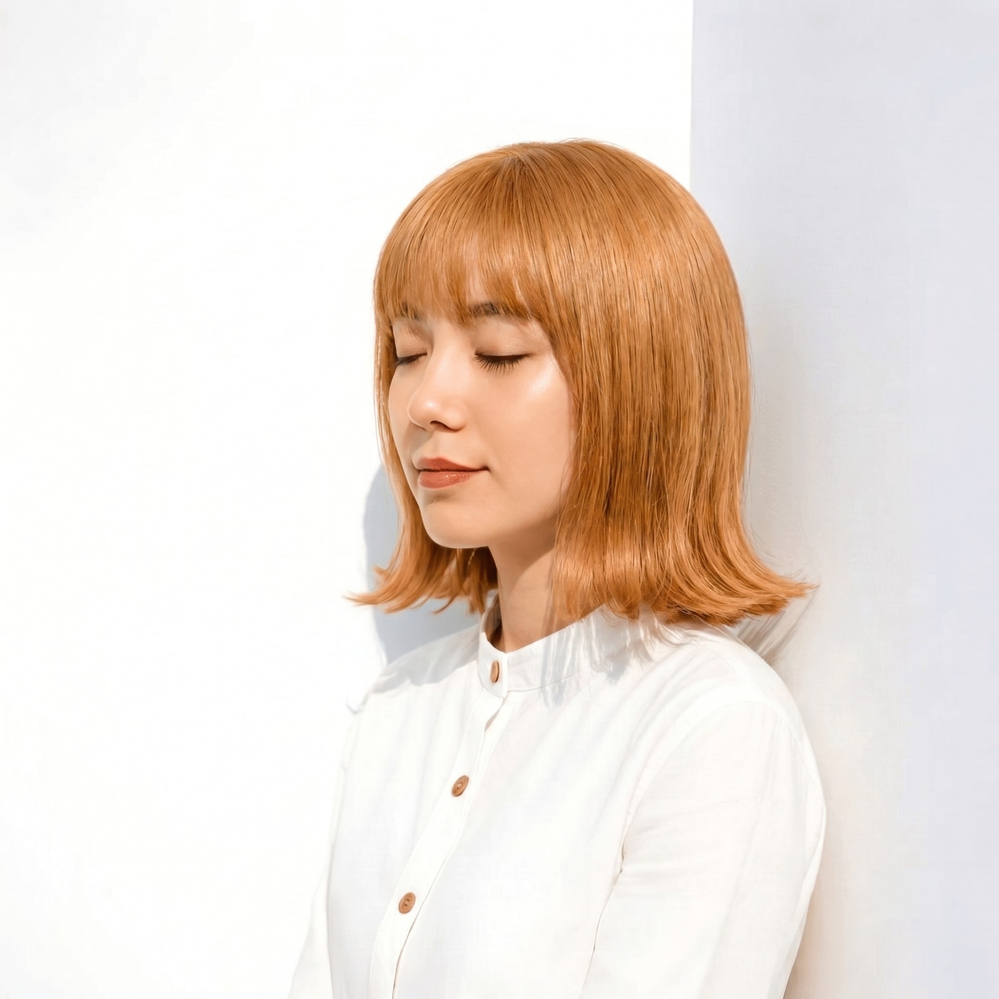 20. イエローブラウン×外ハネボブ: 明るい黄みカラーで首周りをすっきり見せる