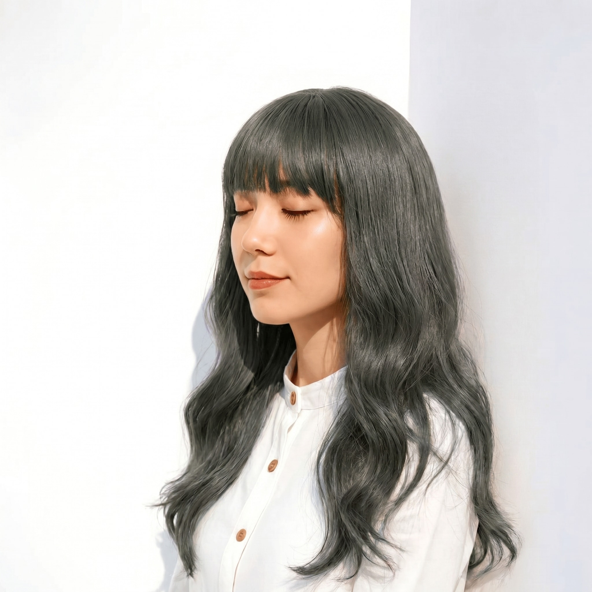 20. オリーブグレージュ×ストレートバング：厚めの前髪とマットな陰影で、クールさと柔らかさを両立したスタイル