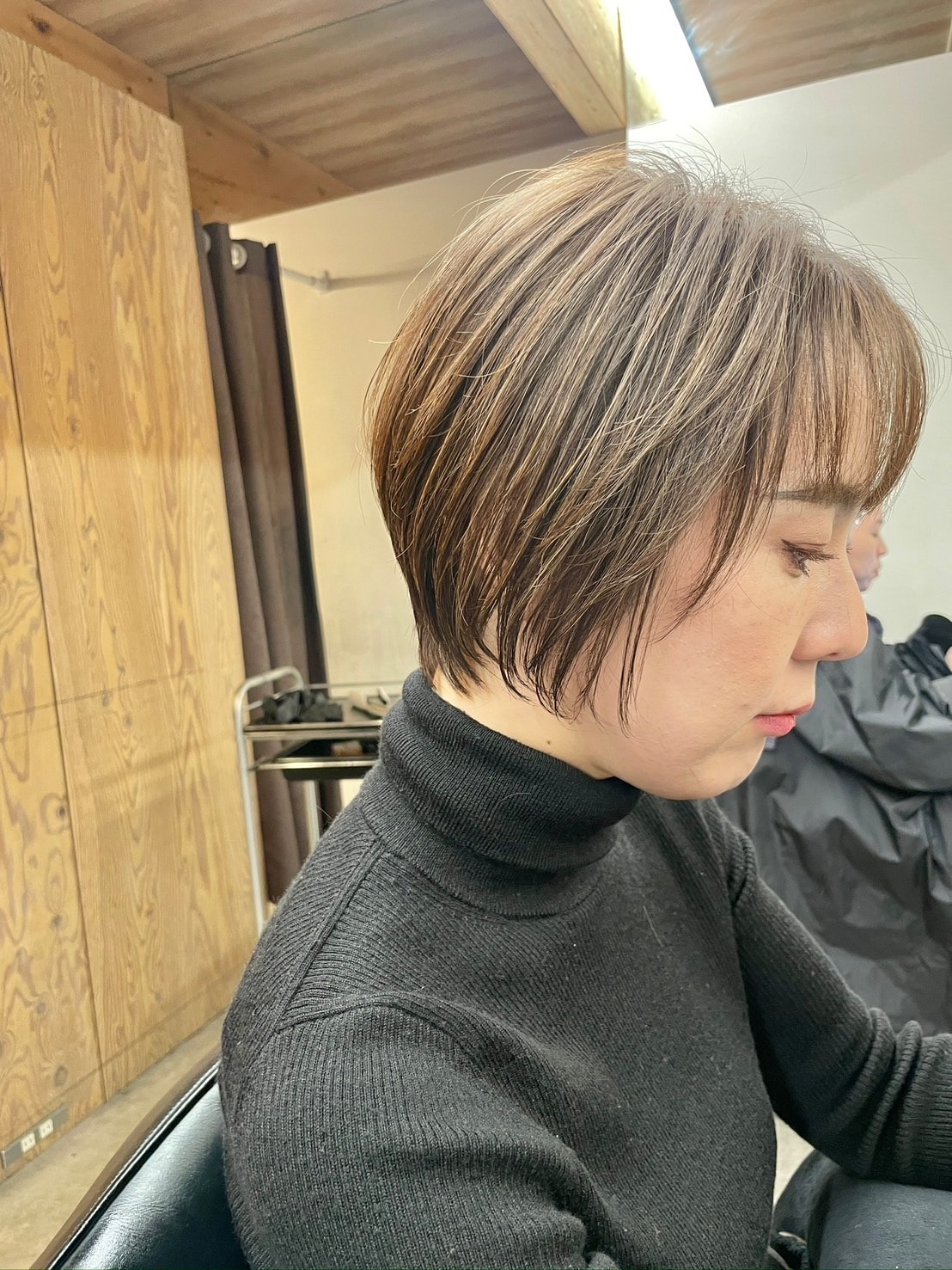 オリーブベージュ　ショートボブ