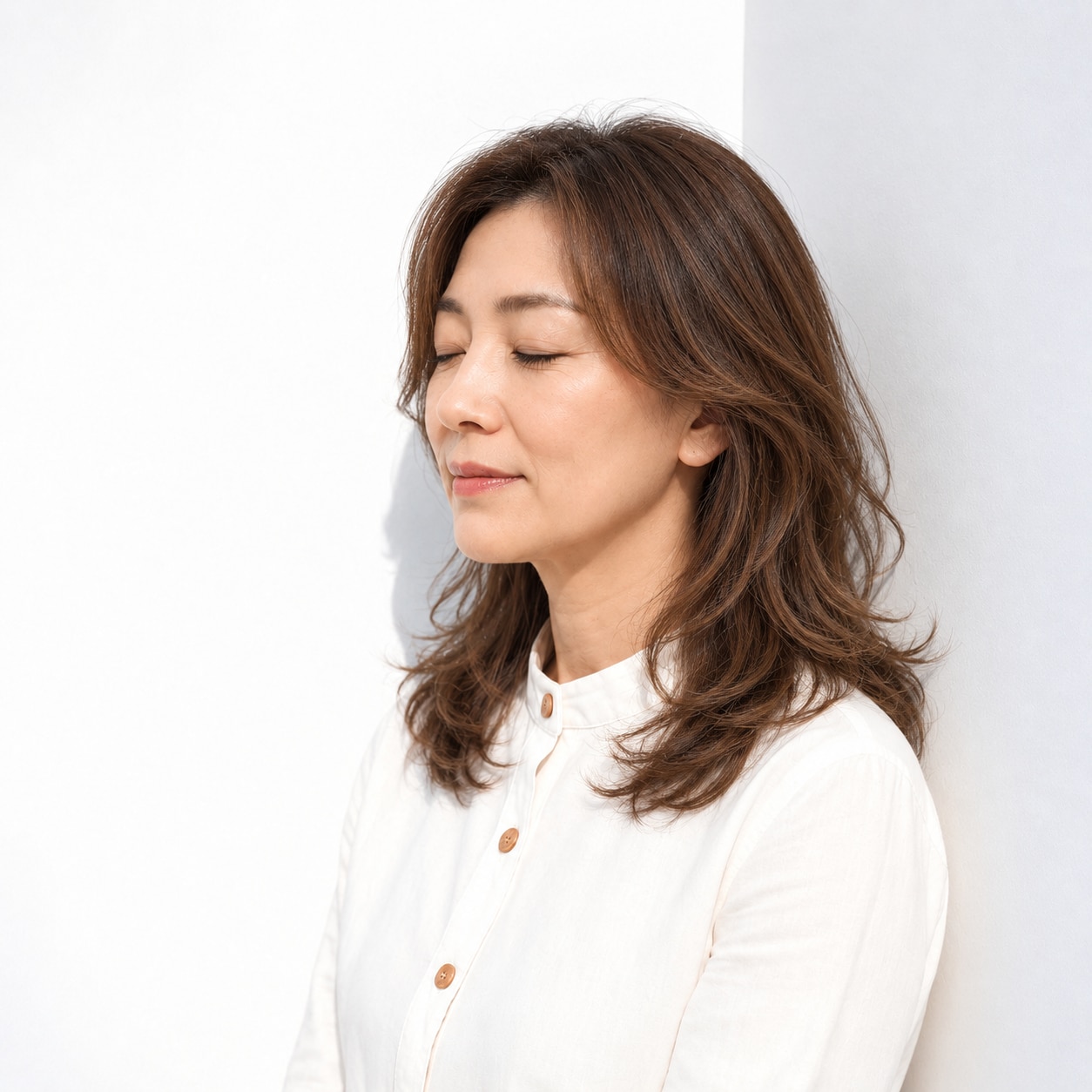 10. ウェーブセミロング × 前髪なし：ゆったり優雅な雰囲気に