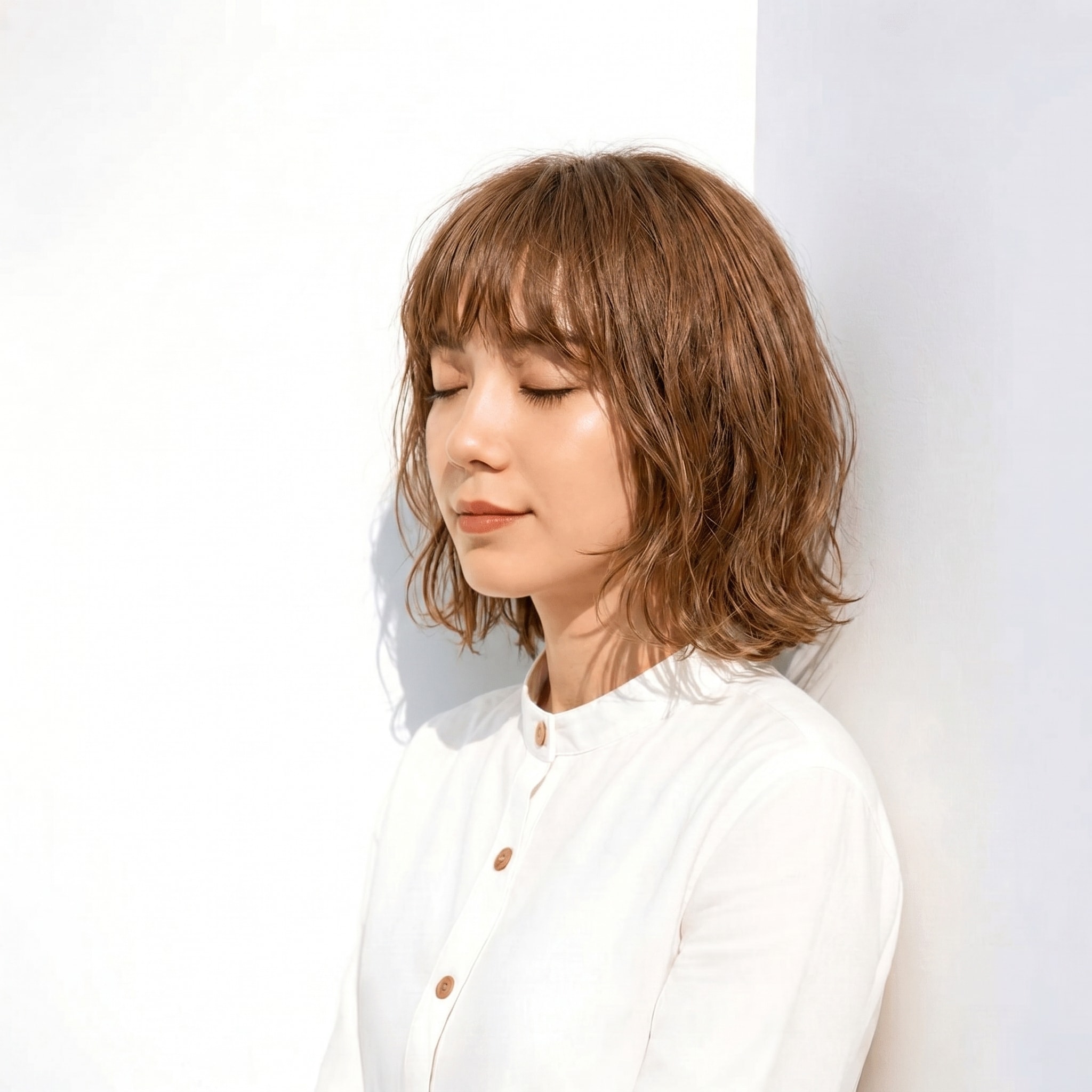 22. アッシュベージュ×ボブ: 軽やかさを引き立てる中性色寄りの明るさ