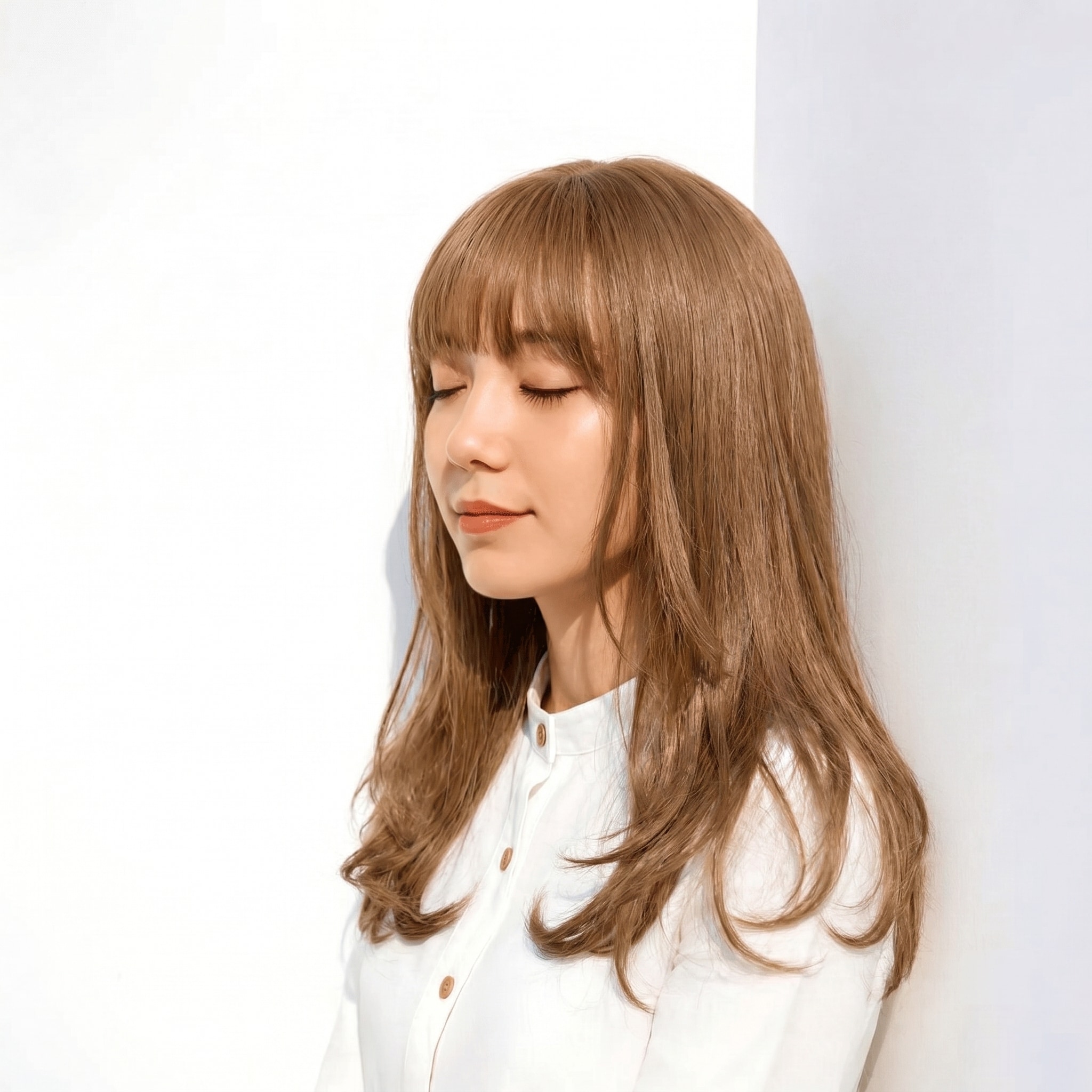 23. アッシュベージュ×ミディアムロング: 動きのある華やかさを演出