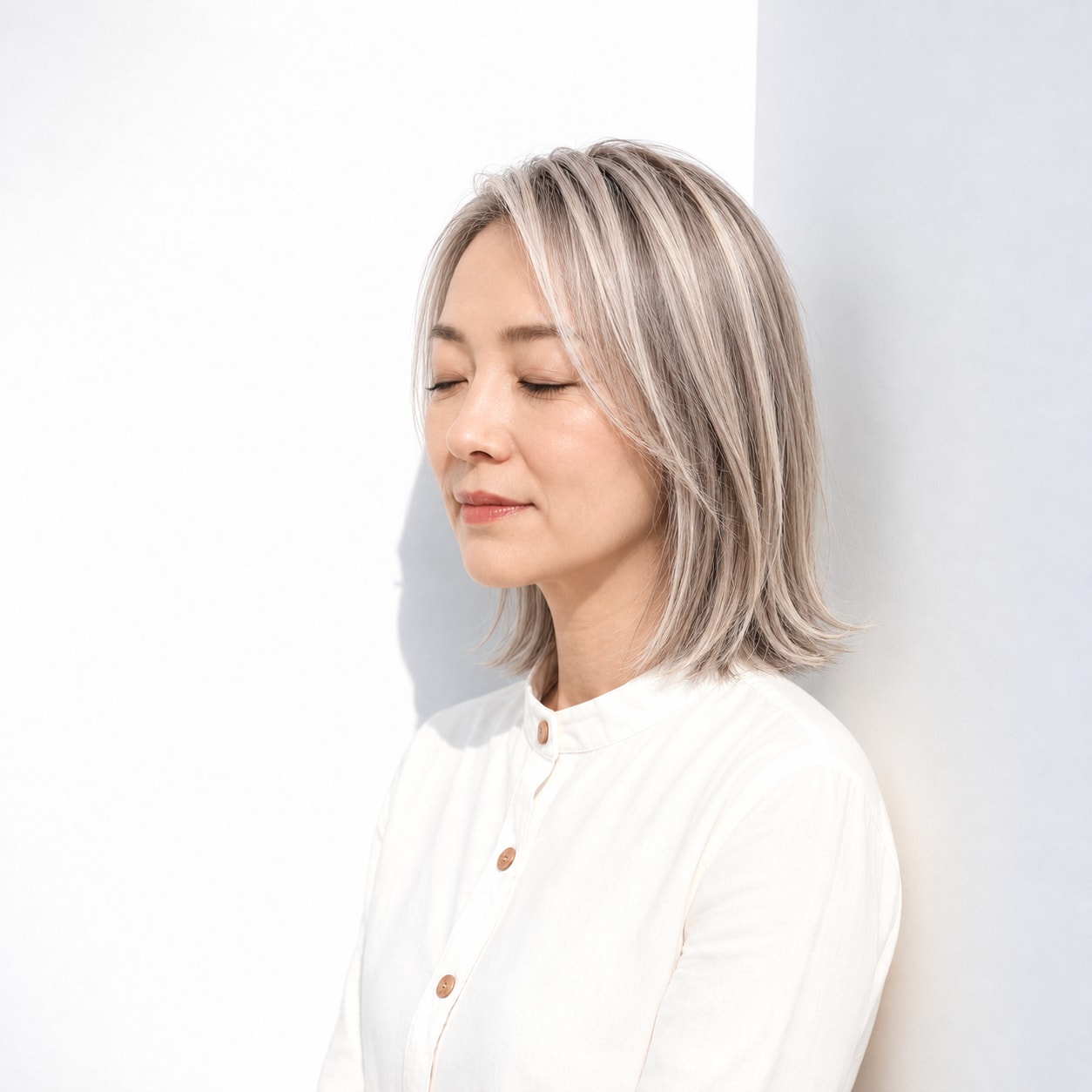 3. アッシュグレージュ × ストレートミディアム：明暗でクールに