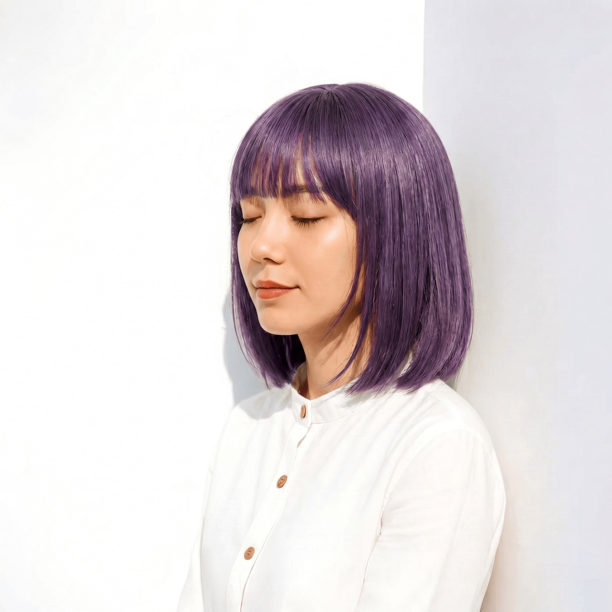 3. パープルシルバー×タイトボブ: シルバーのくすみで面の美しさをクールに強調