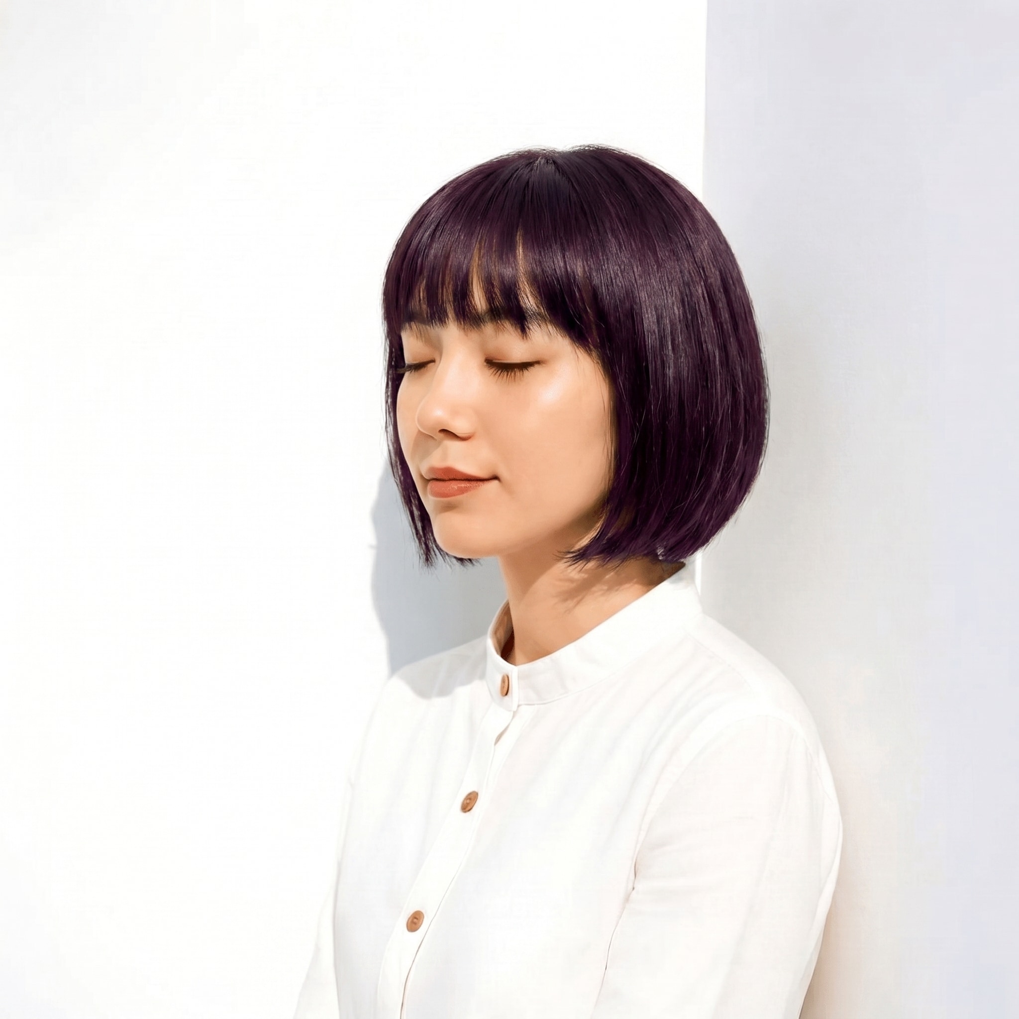 36. ラベンダーベージュ×モード感: 青紫の奥行きで肌の透明感を演出するスタイル