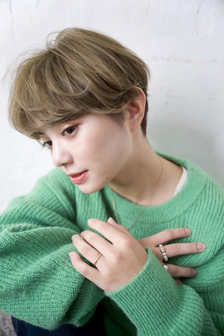 オリーブベージュ