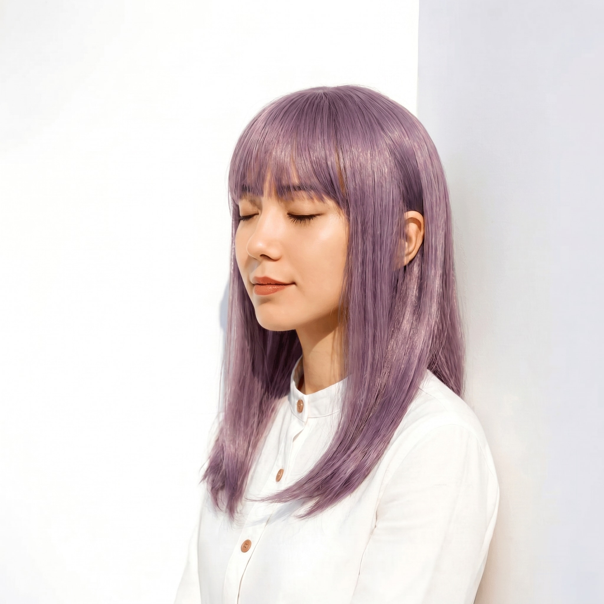 4. パープルシルバー×ミディアムロング: ラベンダー寒色でストレートの縦ラインを上品に