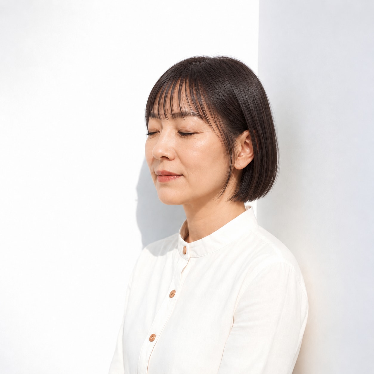3. ミニボブ × 耳かけ：すっきり端正なシルエット
