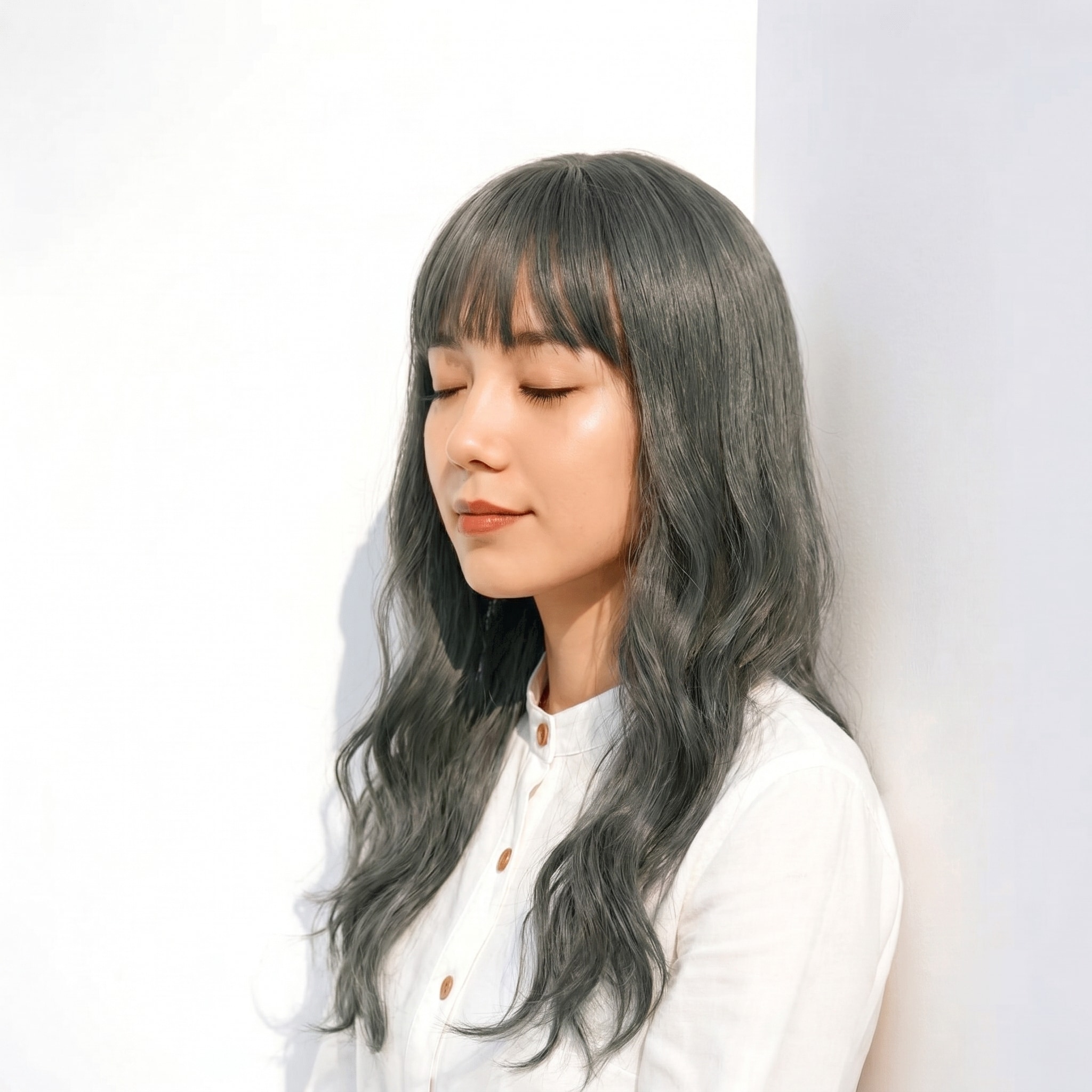 5. グリーンアッシュ×ミディアムロング: ゆるいSカールで軽やかさを演出