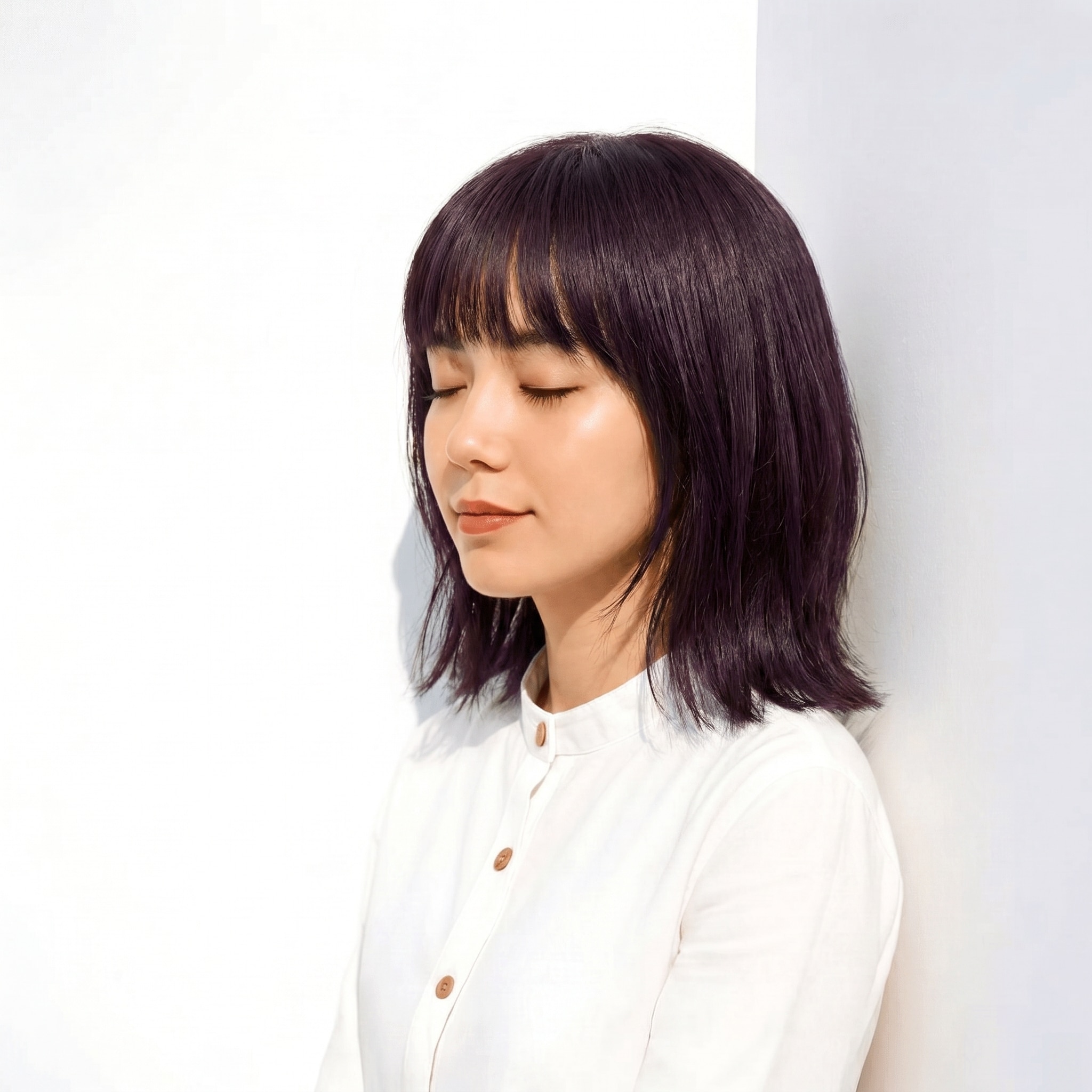 5. ローズブラウン×ストレートボブ: 深みのある色で丸みを引き締める