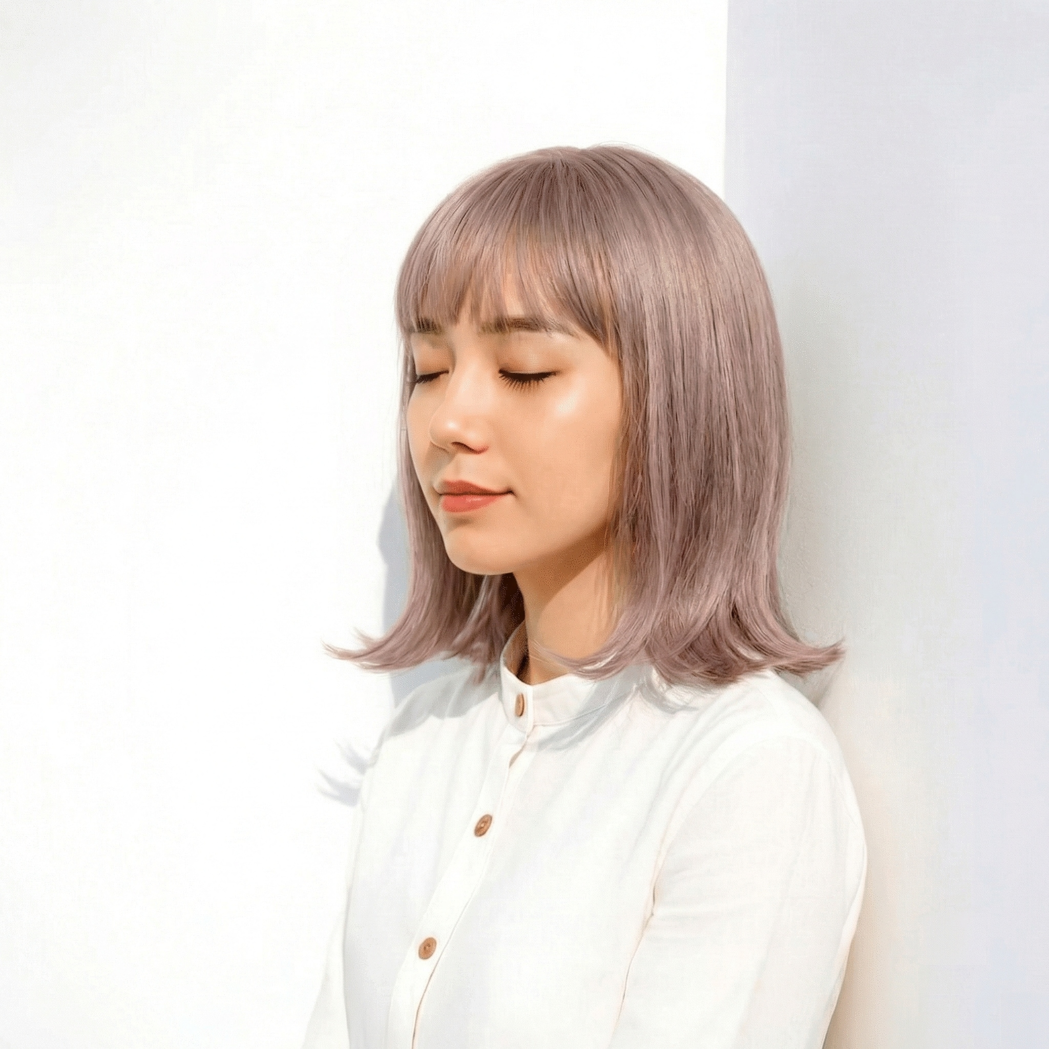 ラベンダーアッシュ×透明感：光を受けて艶めく寒色トーン