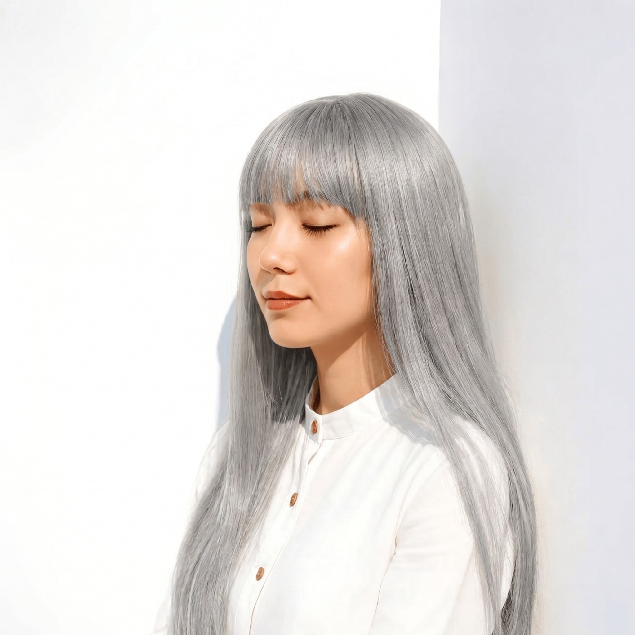 6. ホワイトシルバー×ストレートロング: モードなツヤで、シンプルな髪型も凛と見せる