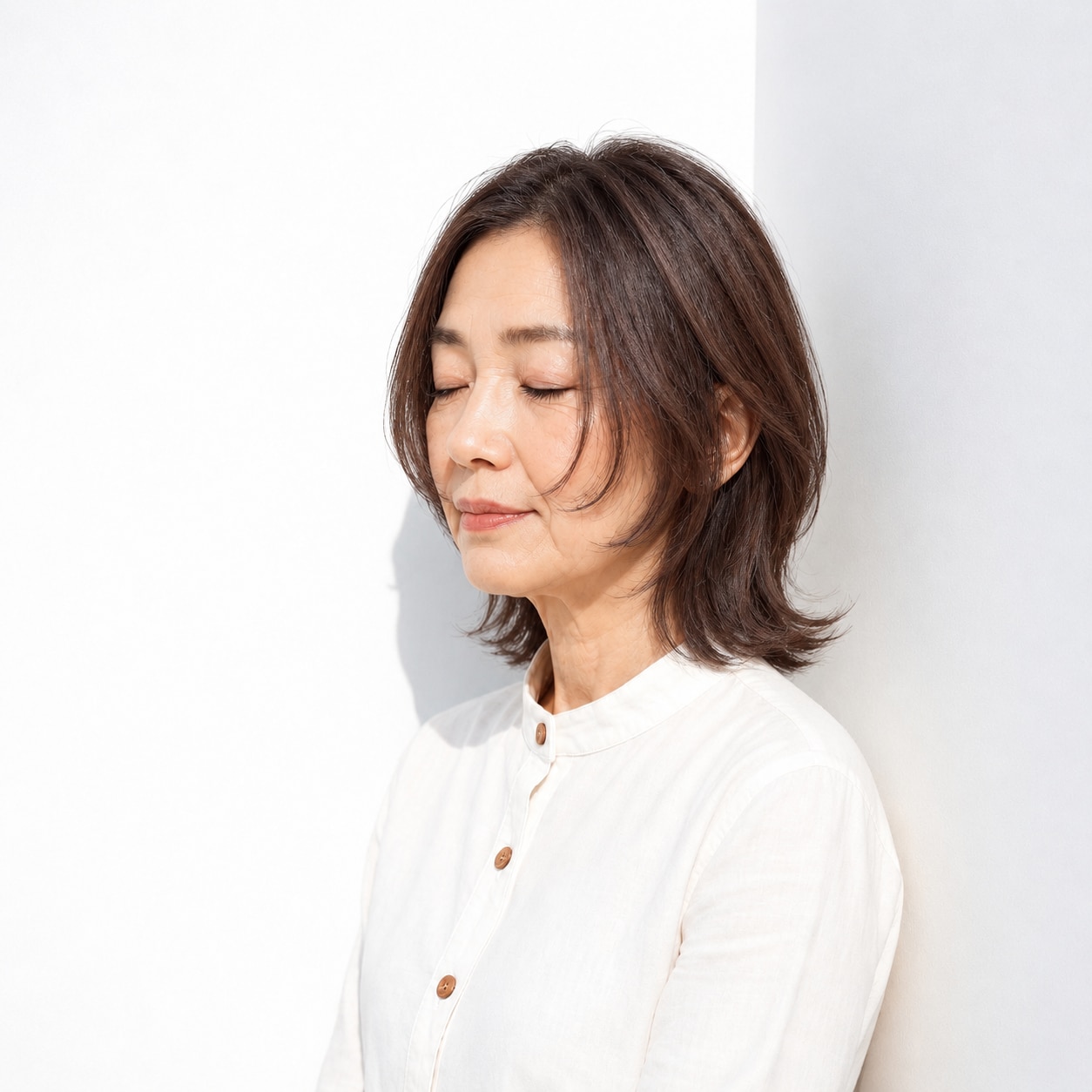 2. ミディアム × 顔まわりレイヤー：頬に沿う髪がやわらかく包み込む