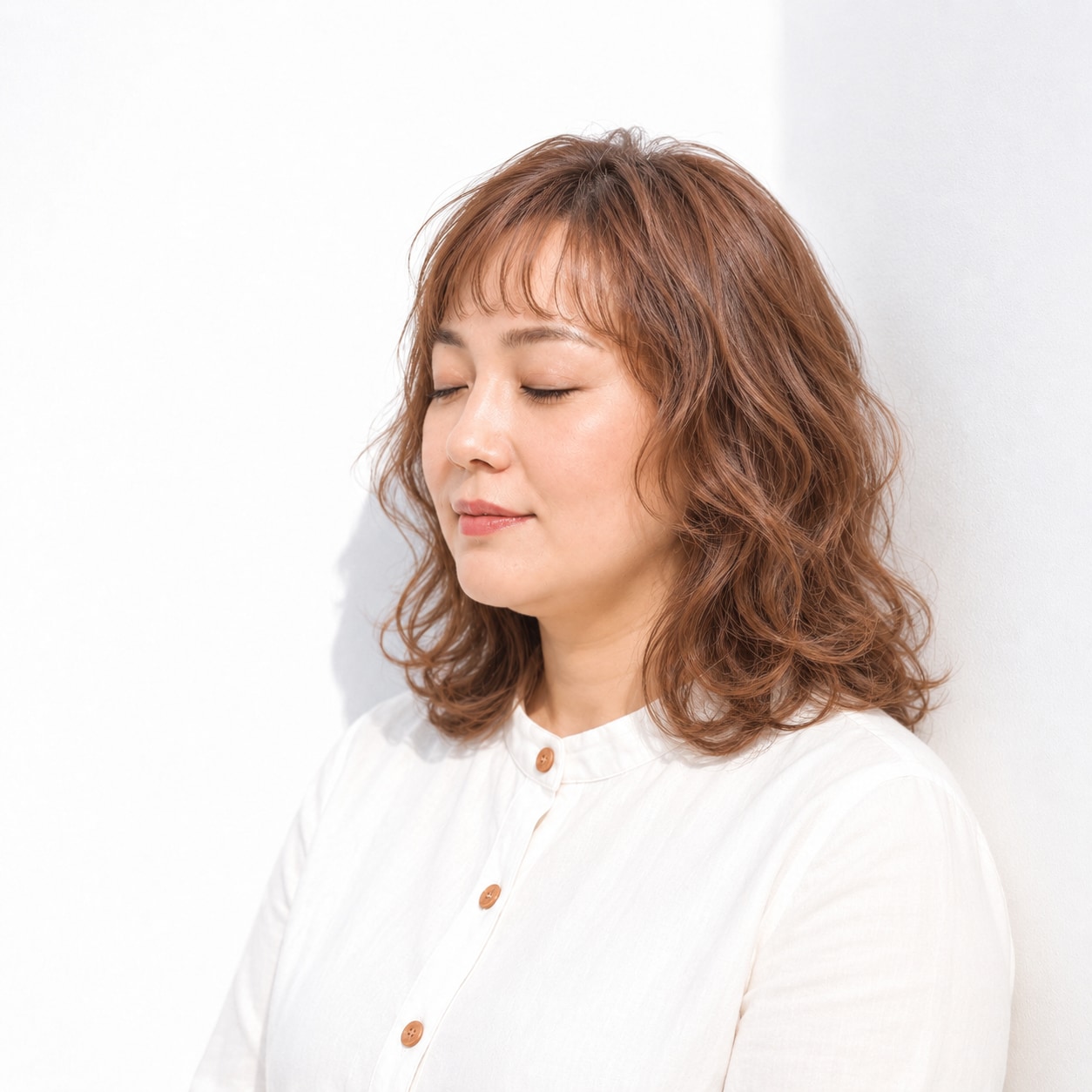4. ウェーブミディアム × ふんわりカール：華やかな大人フェミニン