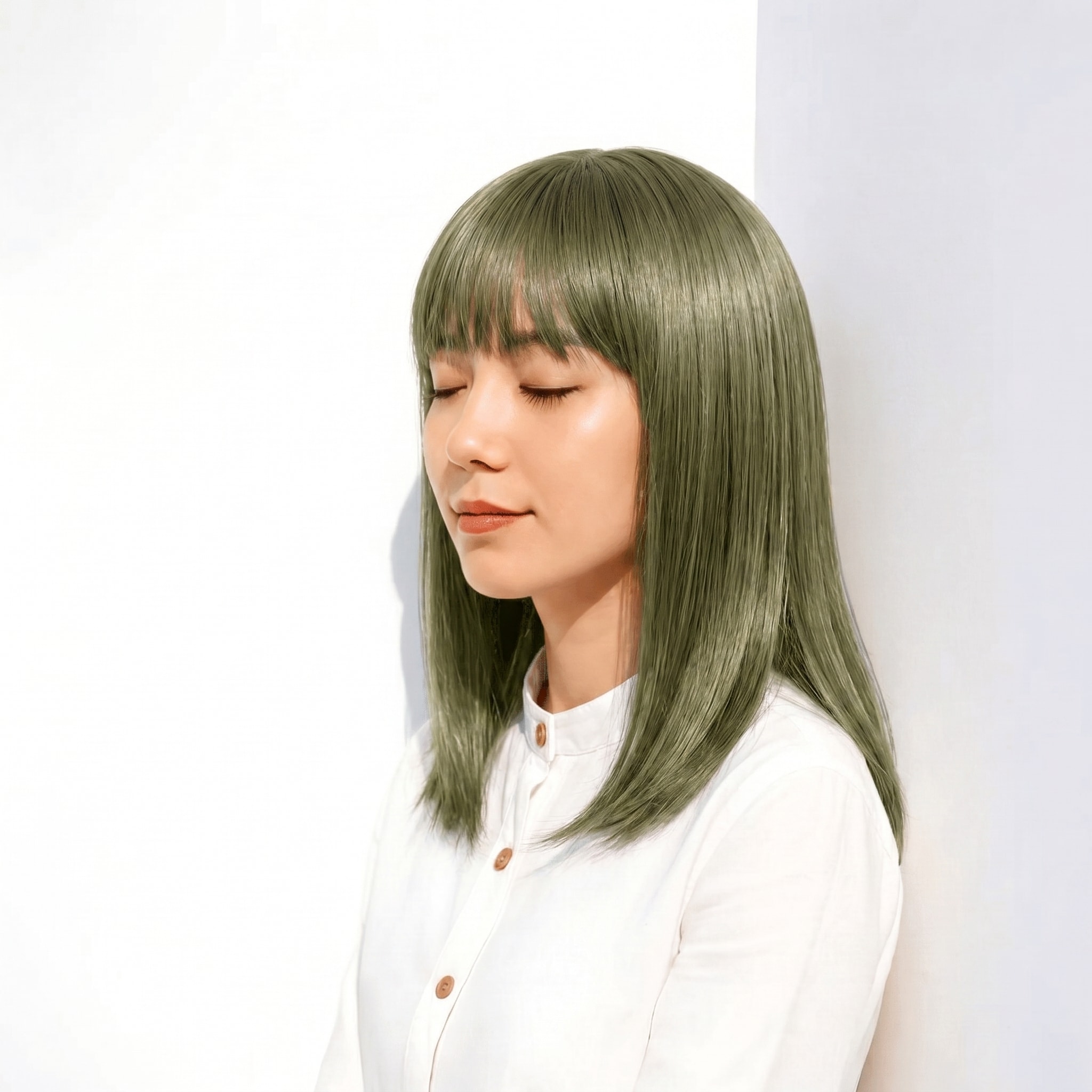 7. グリーンアッシュ×ミディアムストレート: 青みが赤みを抑え軽やかに見せる