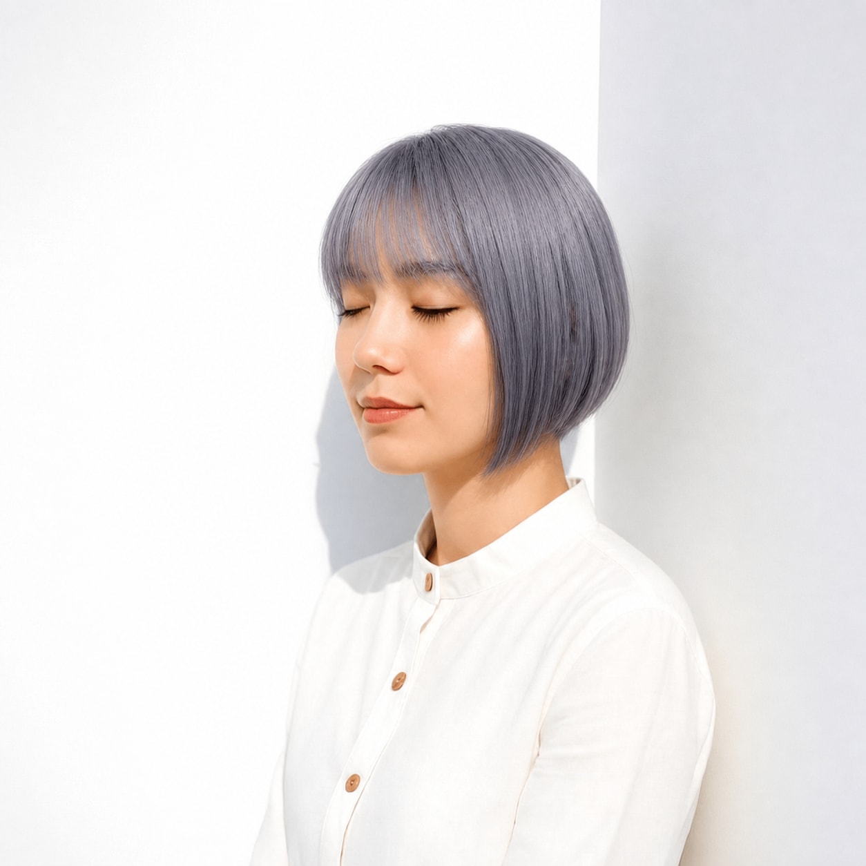 7. ブルーグレージュ×ボブ: スモーキーな青みでウェーブが柔らかく引き立つ