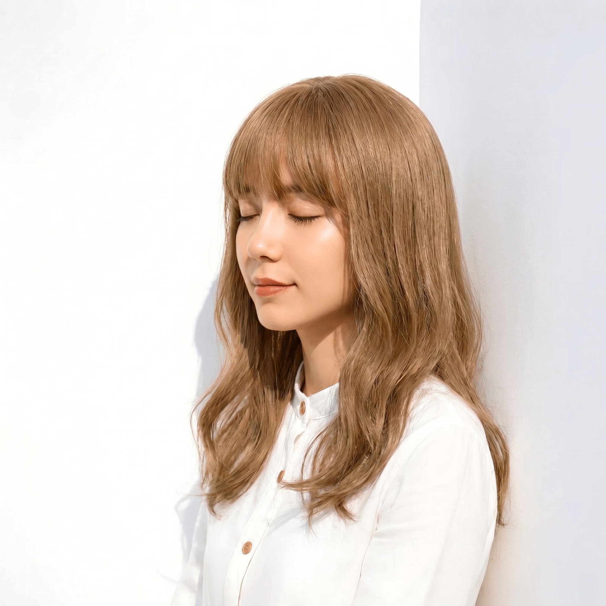8. イエローブラウン×ミディアムレイヤー: ゆるいSウェーブに日差しのような艶を重ねる