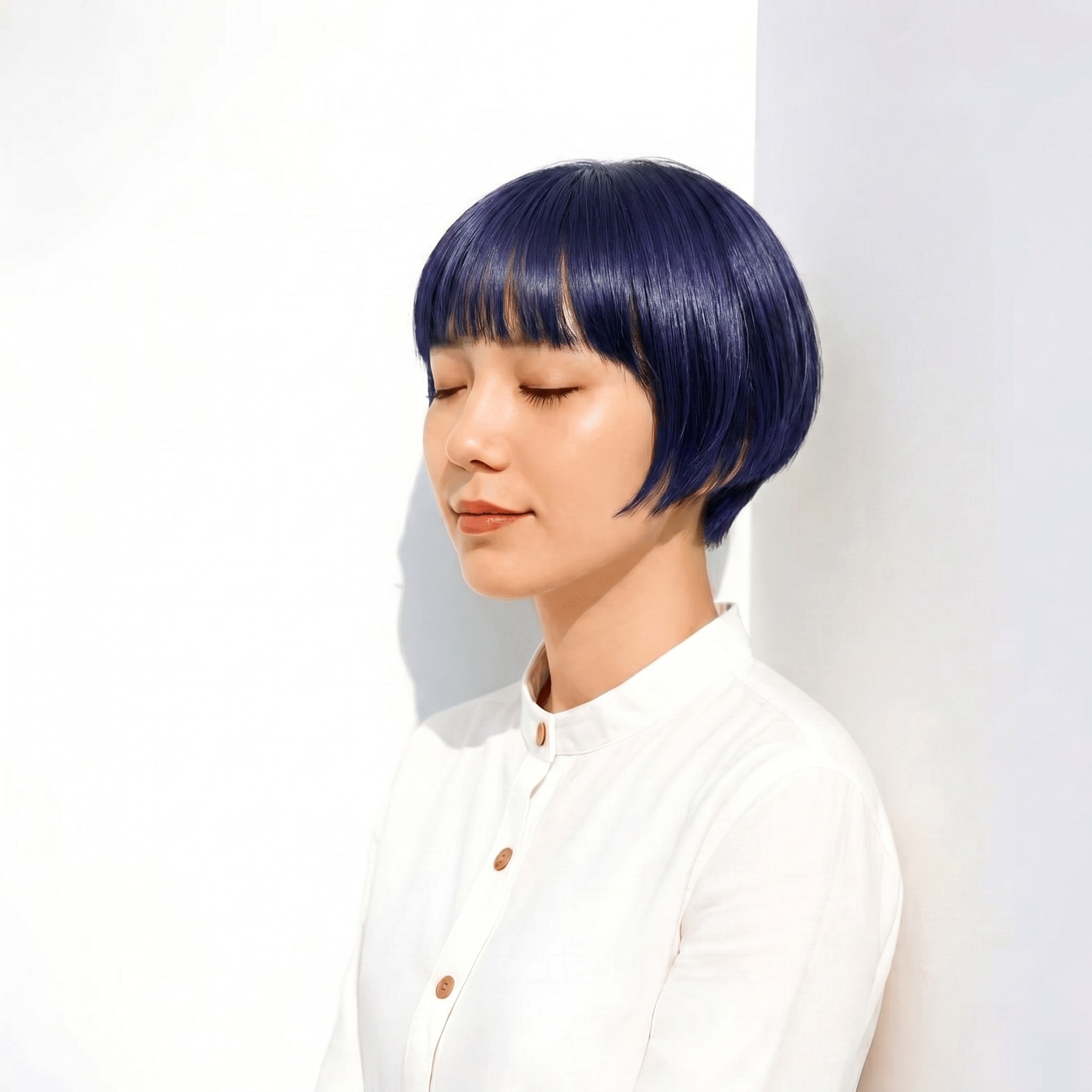 8. ブルーパープル×ショートボブ: 深い青紫が引き立てるクールな印象