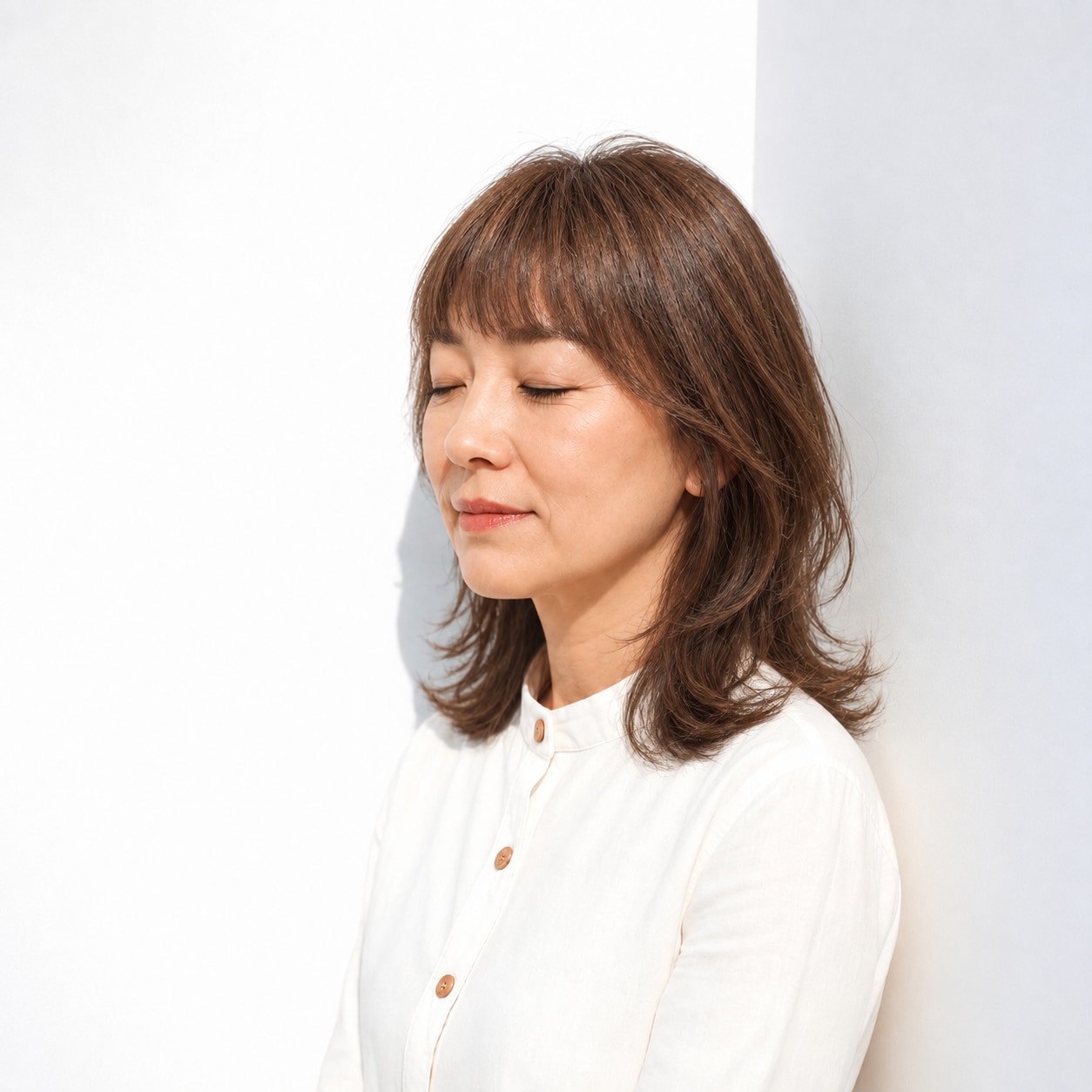 8. ミディアムレイヤー × 前髪あり × シースルーバング：額にすき間ができ、レイヤーの軽さが顔まわりまで続きます